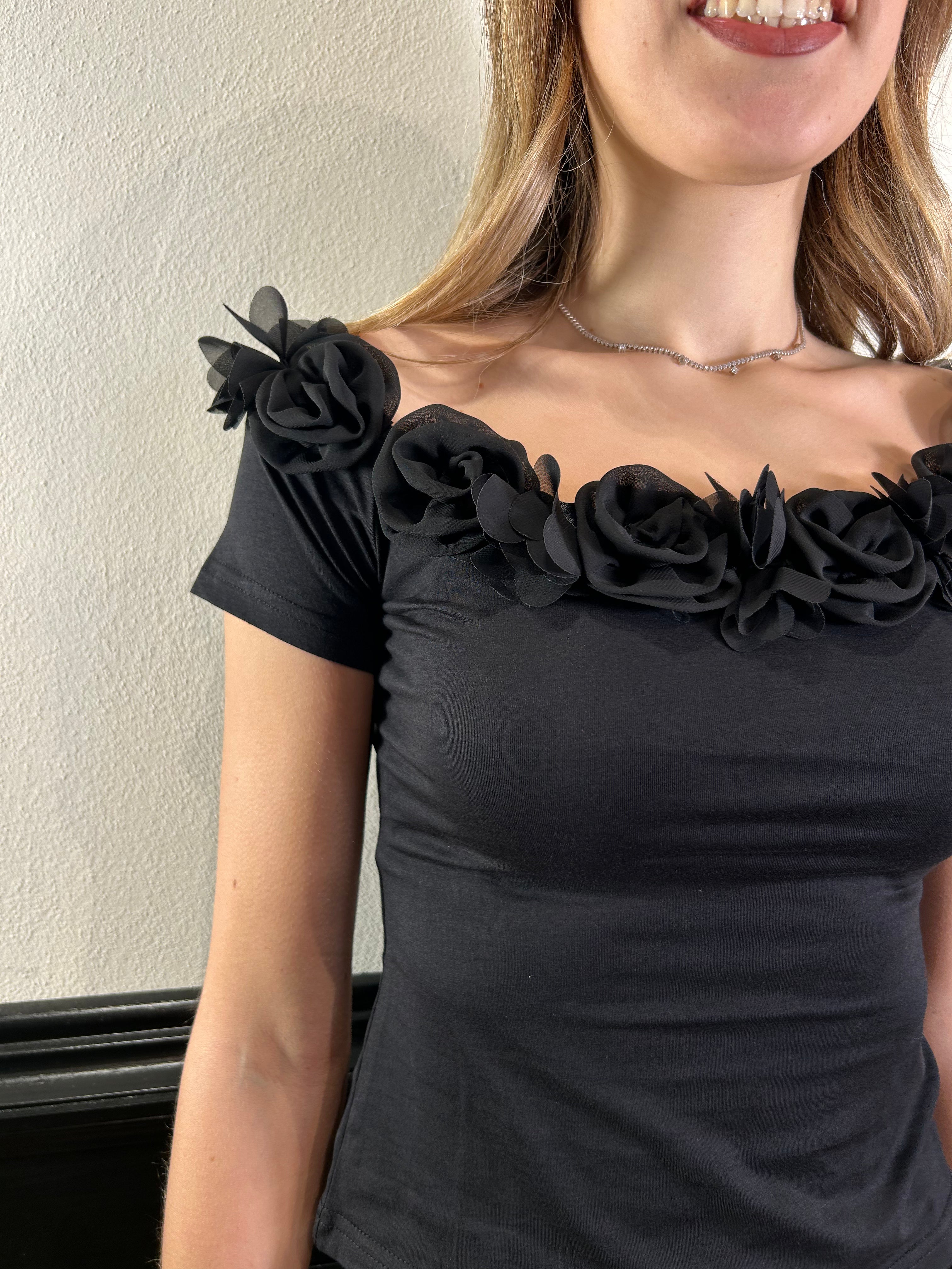 T-shirt scollo a barca dettaglio rose