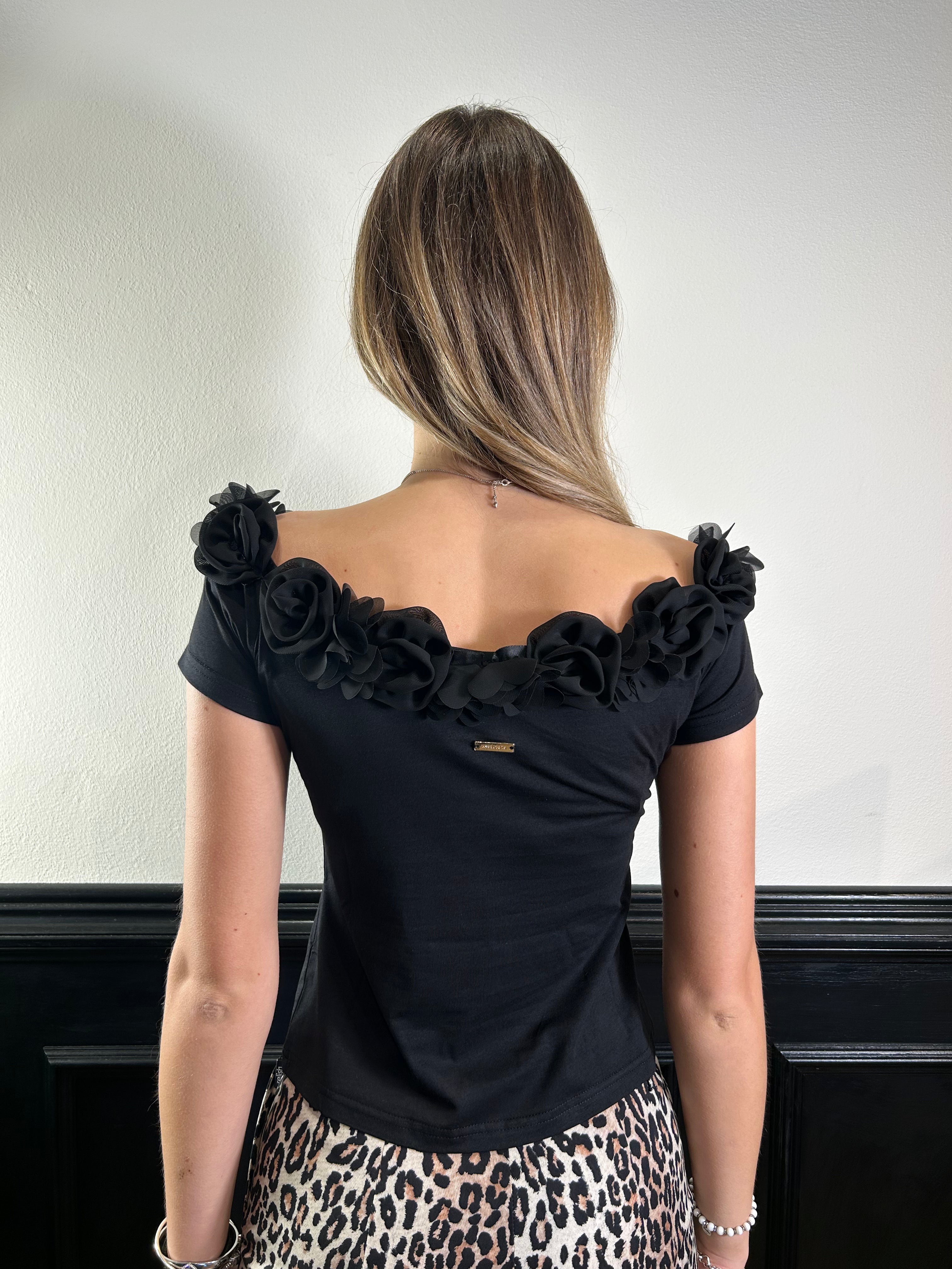 T-shirt scollo a barca dettaglio rose