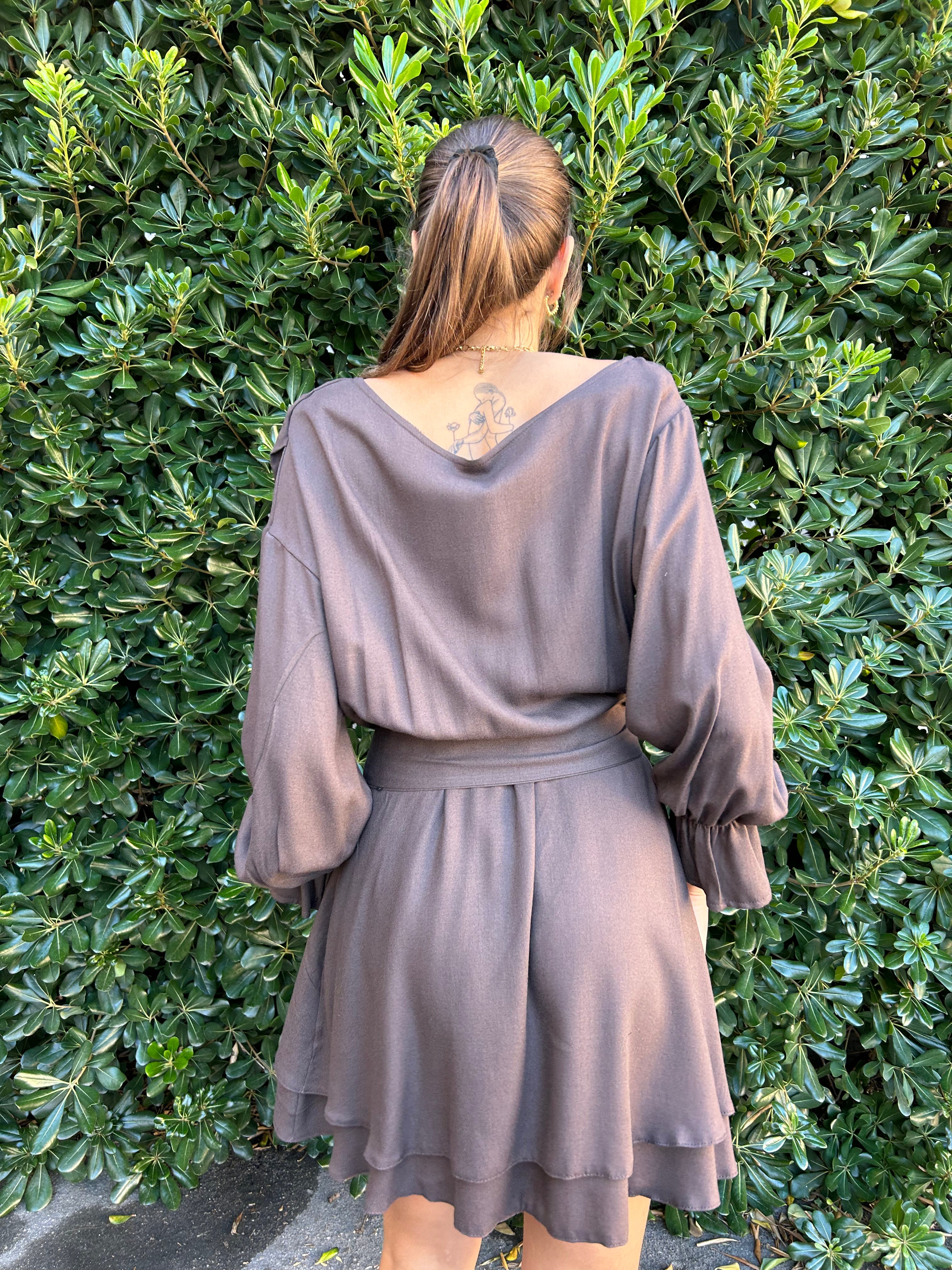 Abito corto con scollo a barca