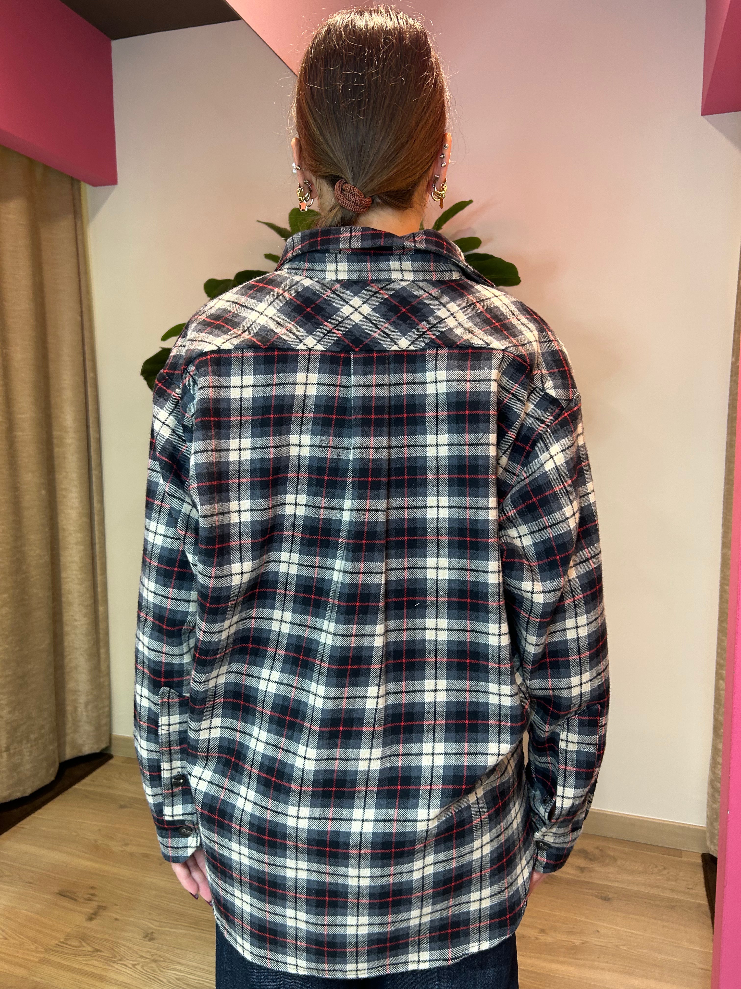 Camicia check con spilla