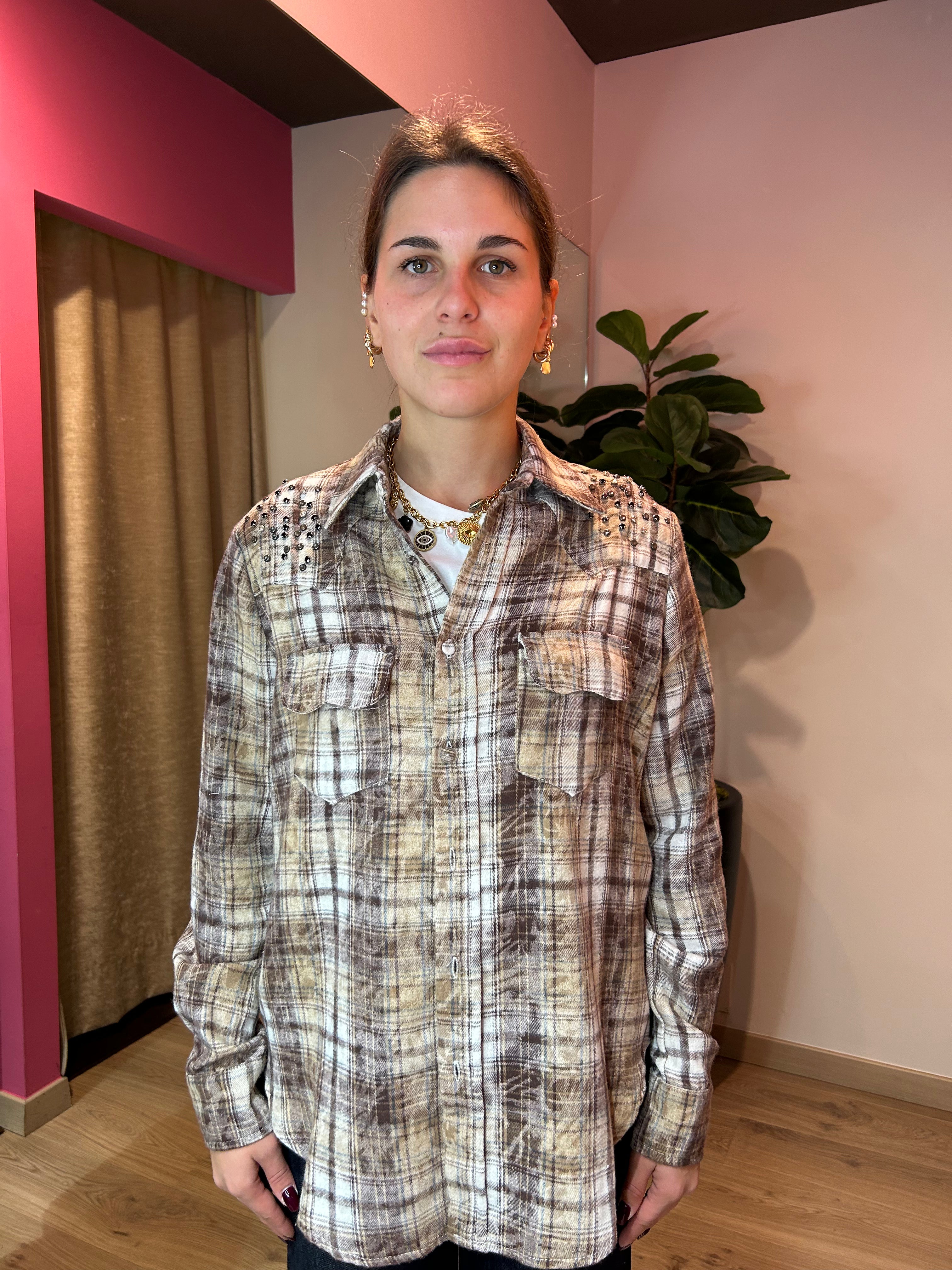 Camicia check con dettaglio borchie e strass