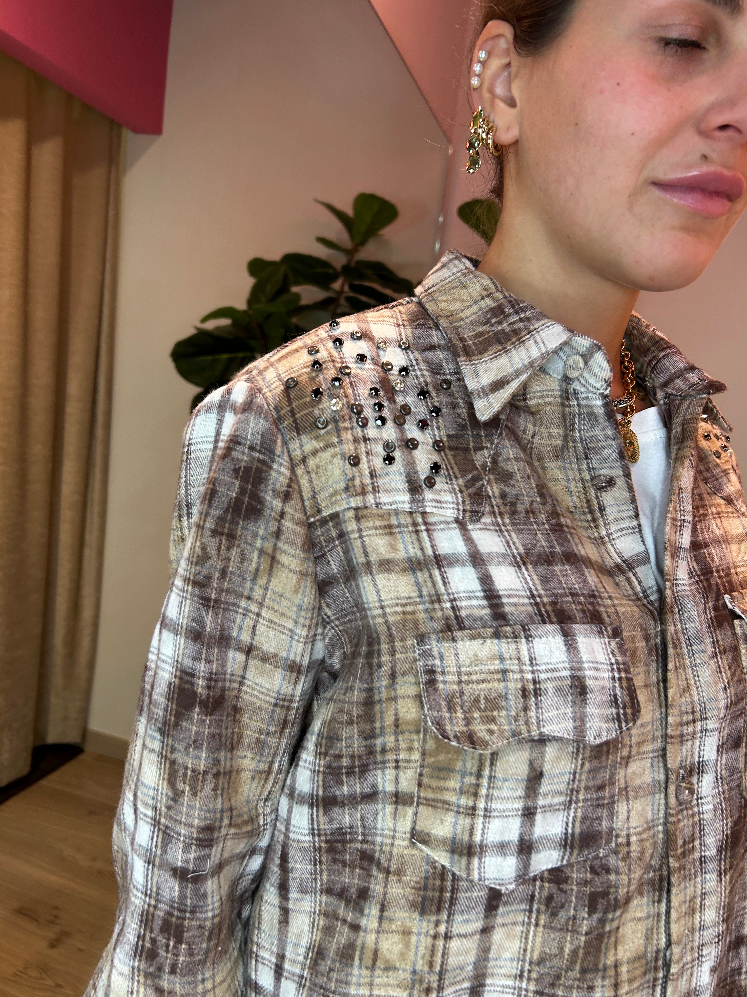Camicia check con dettaglio borchie e strass