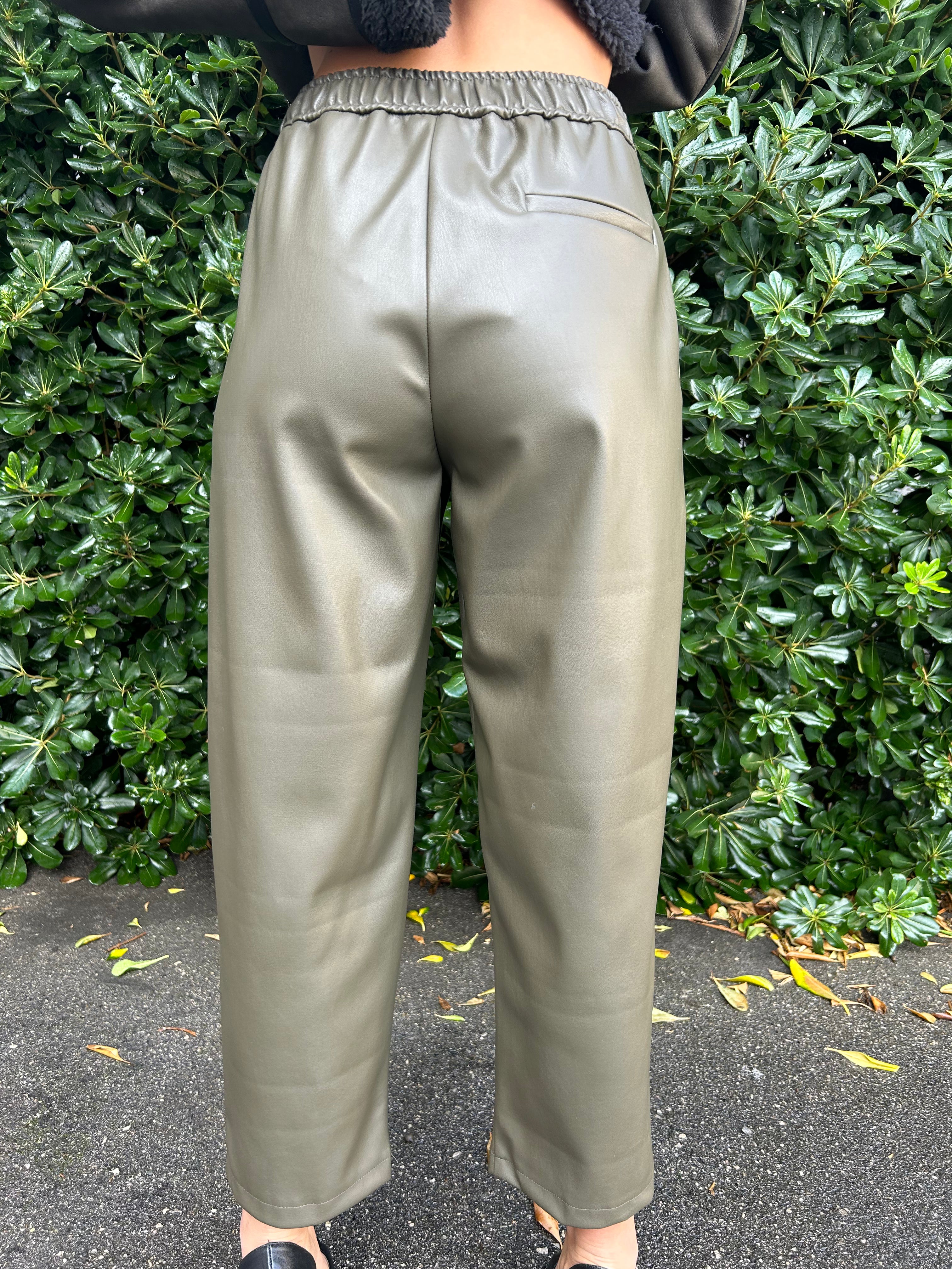 Pantalone ecopelle con elastico dietro
