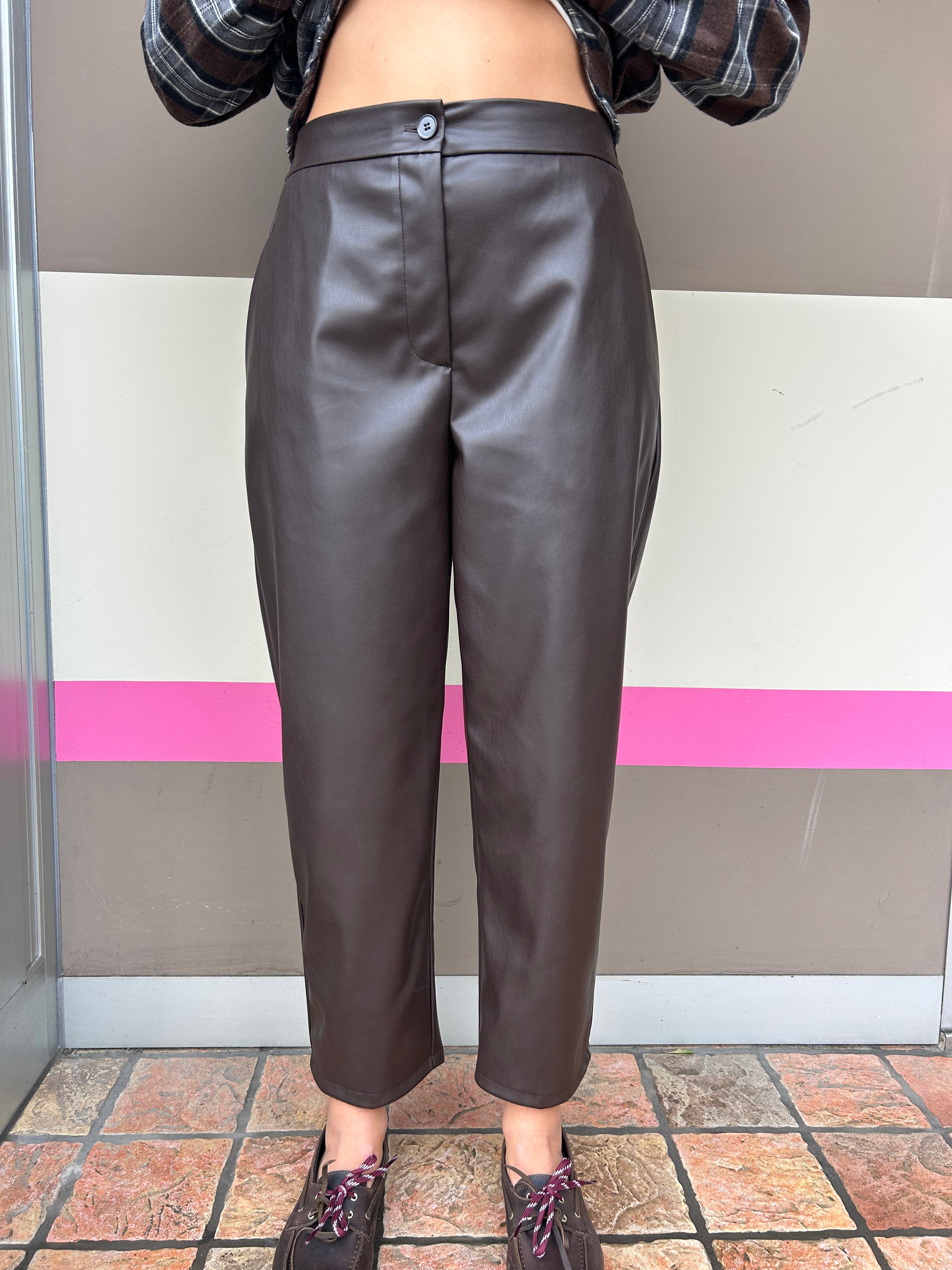 Pantalone ecopelle con elastico dietro
