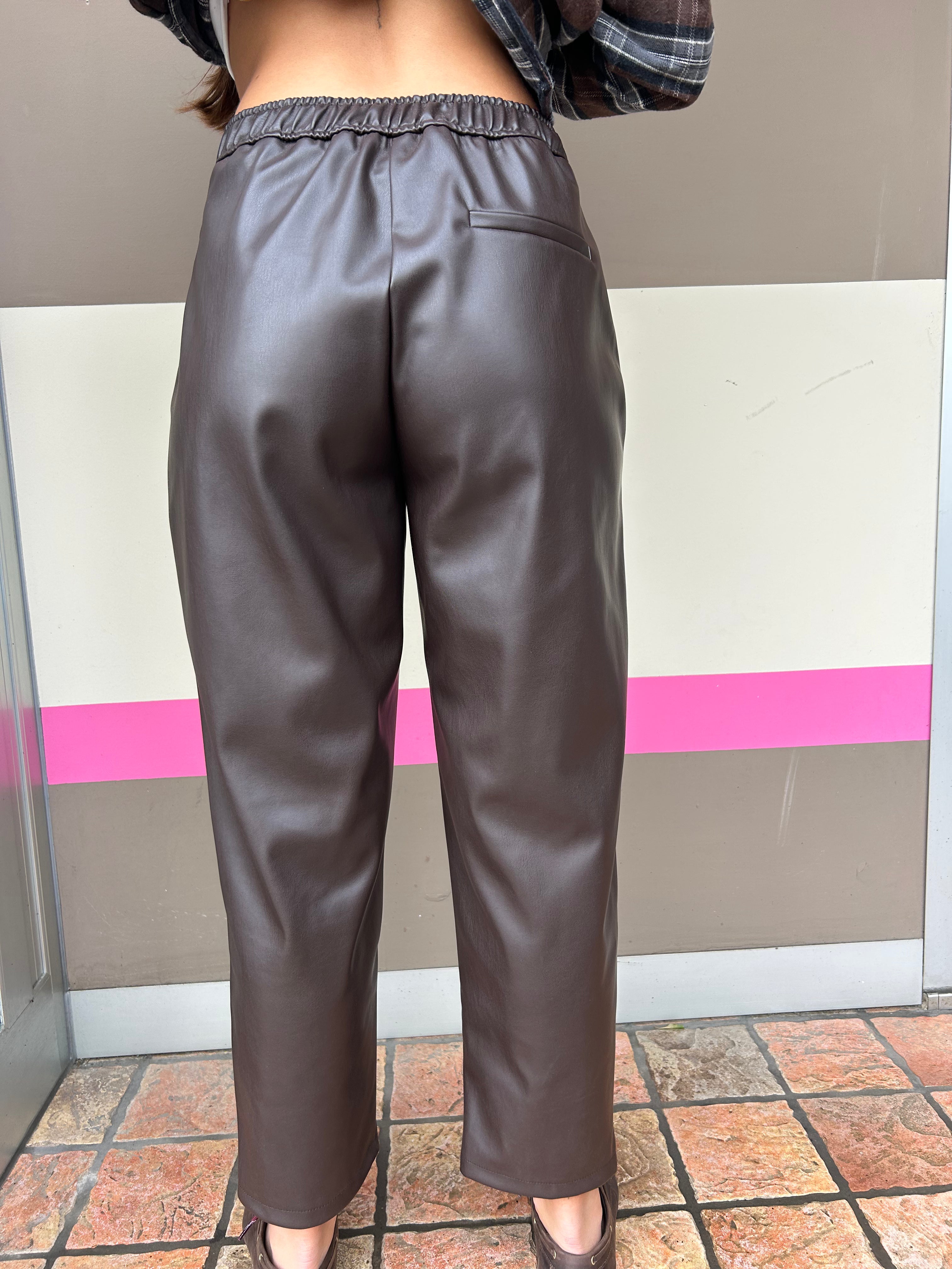 Pantalone ecopelle con elastico dietro