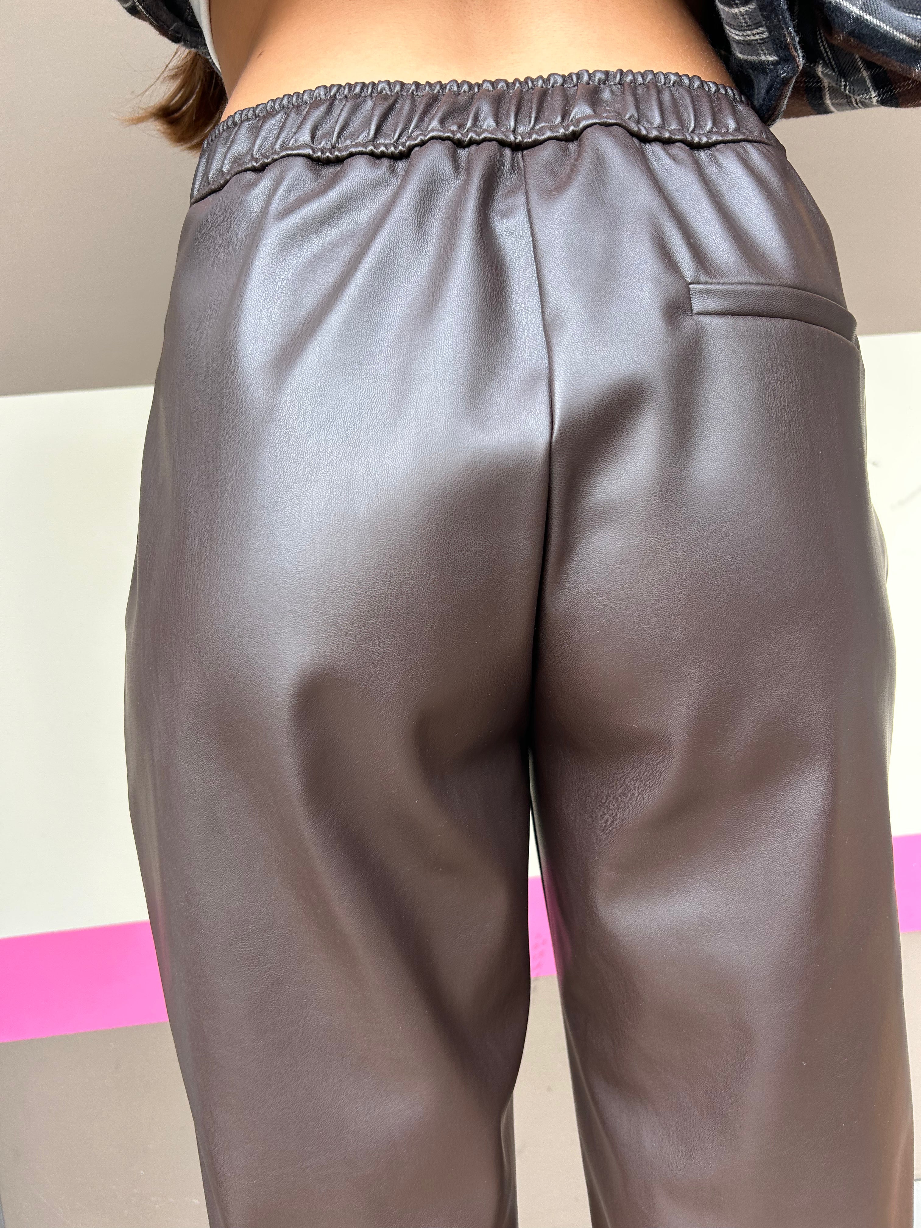 Pantalone ecopelle con elastico dietro