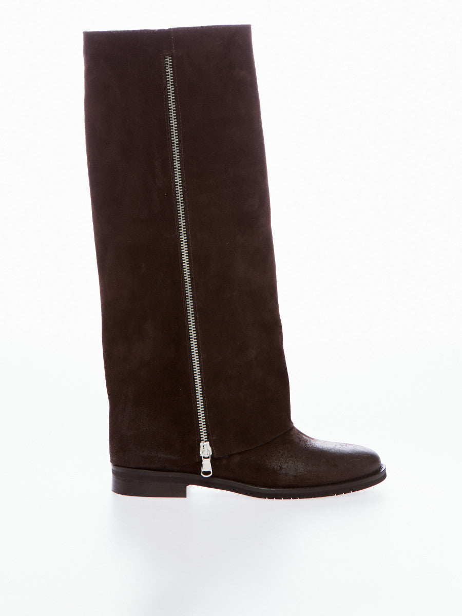 Stivale in camoscio con zeppa interna e zip laterale