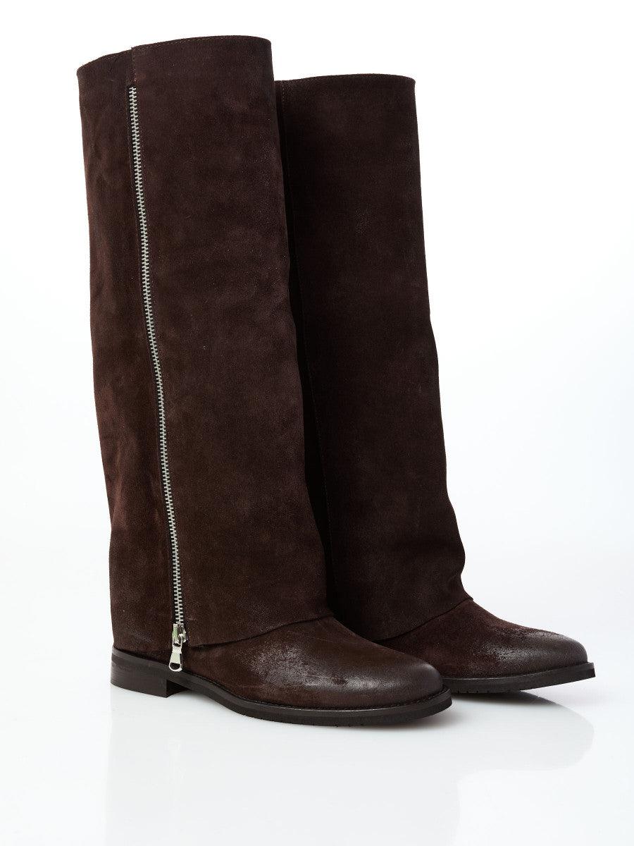 Stivale in camoscio con zeppa interna e zip laterale