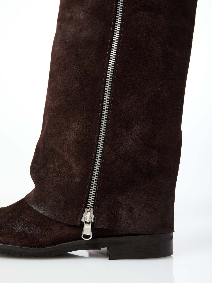 Stivale in camoscio con zeppa interna e zip laterale