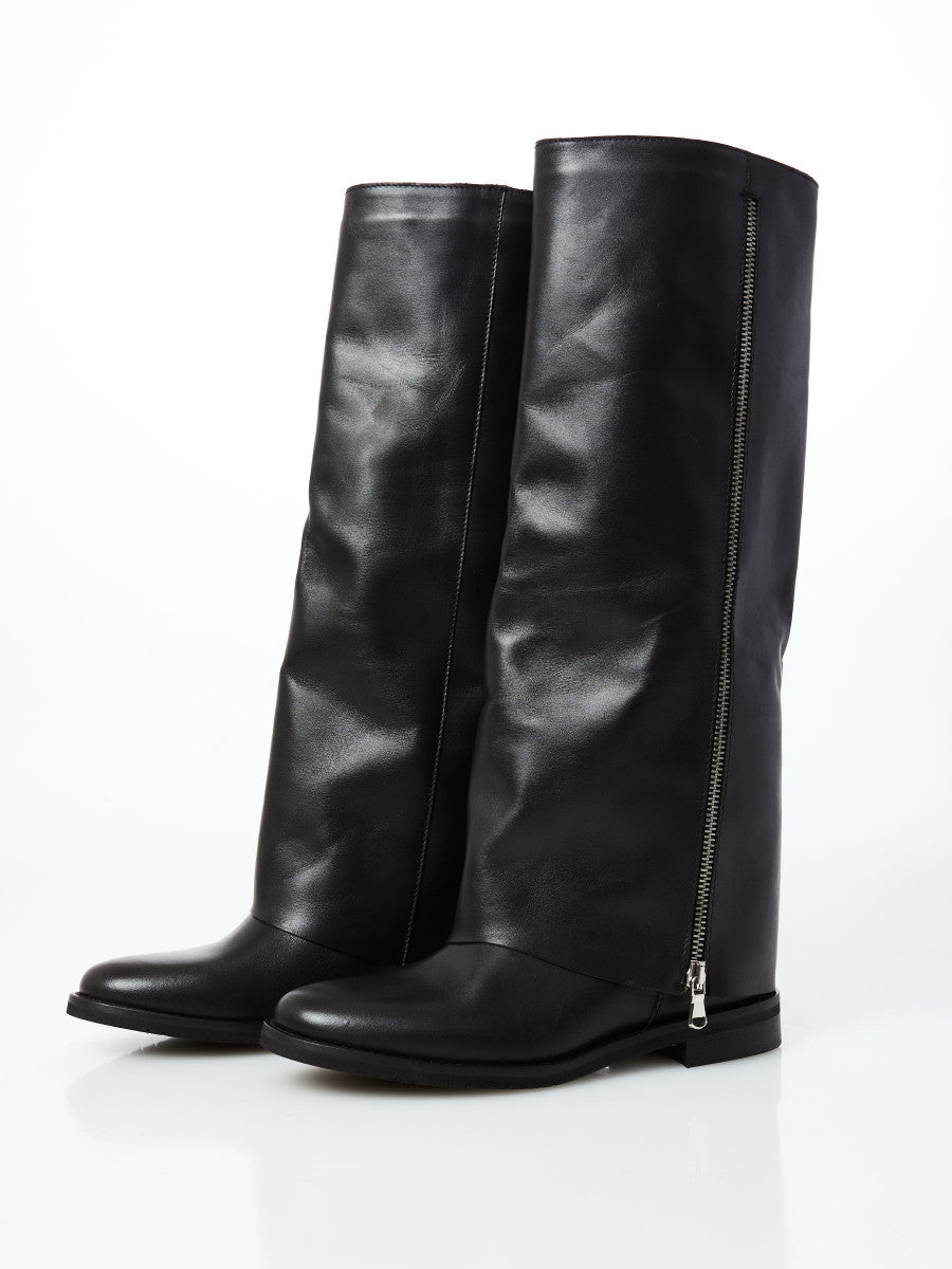 Stivale in pelle con zeppa interna e zip laterale