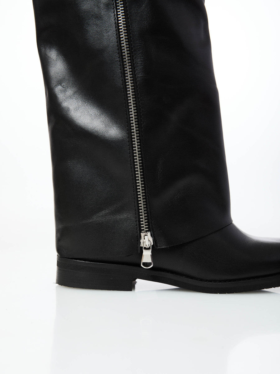 Stivale in pelle con zeppa interna e zip laterale