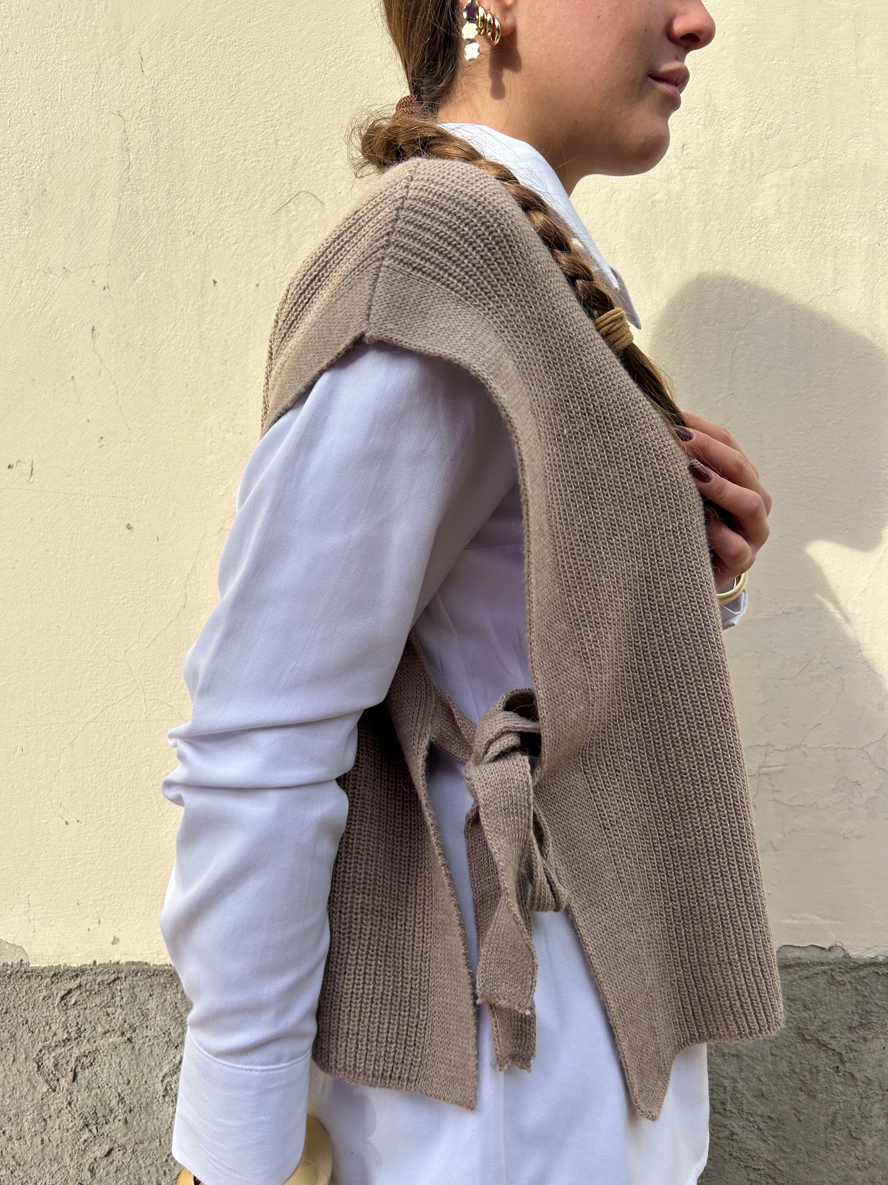 Gilet con fiocchi laterali