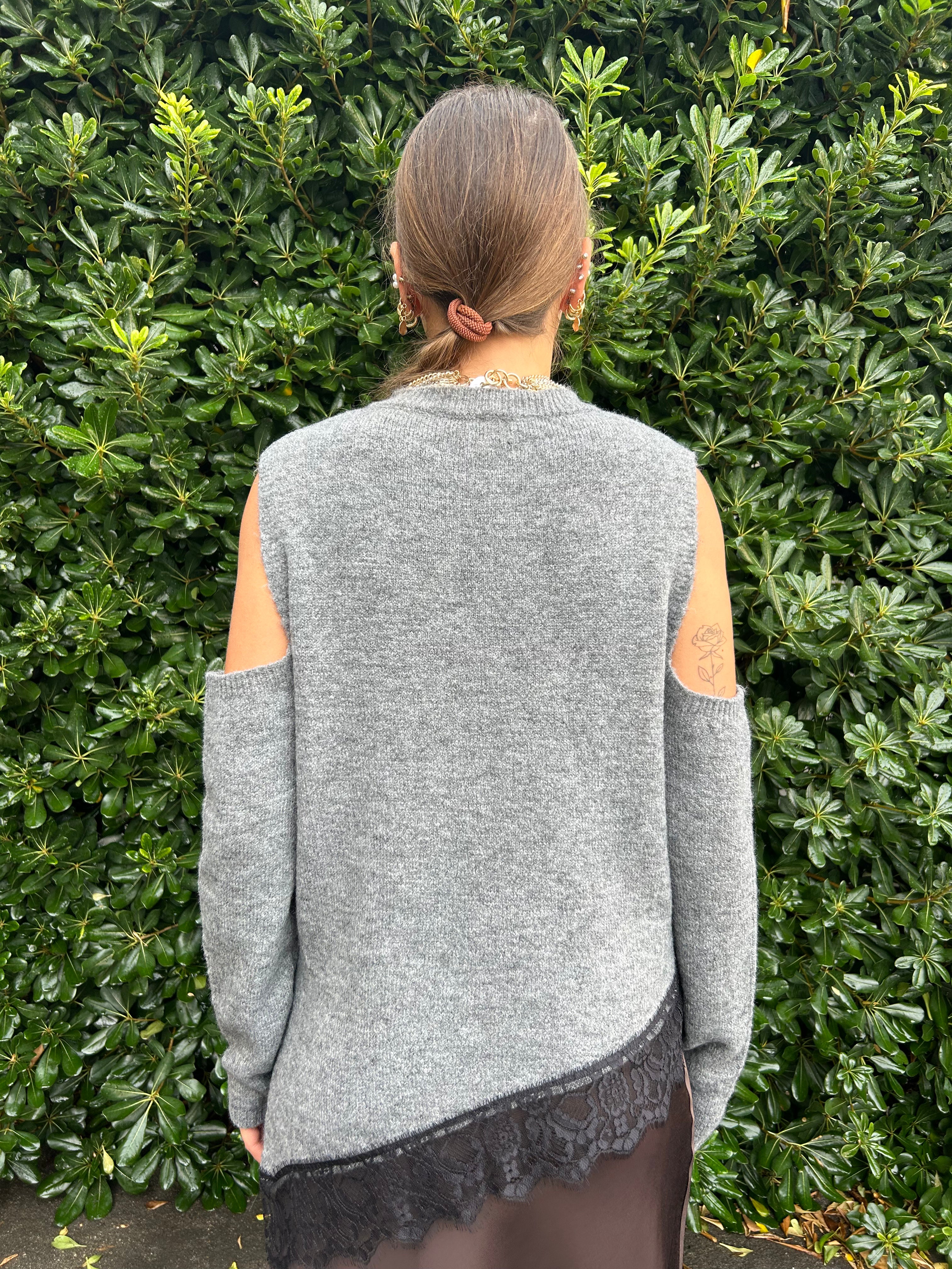 Maglia con pizzo e spalle scoperte