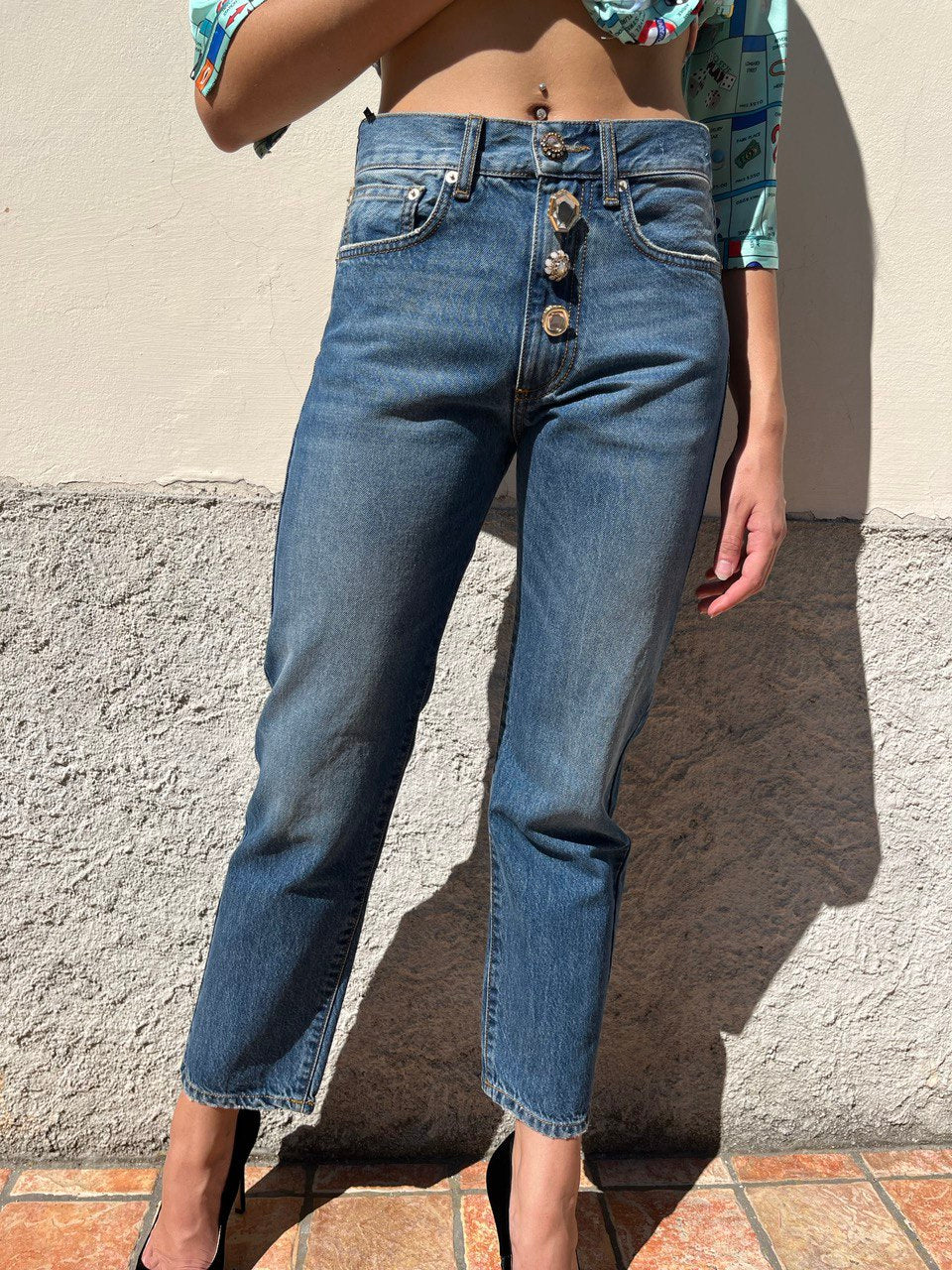 Jeans con bottoni gioiello