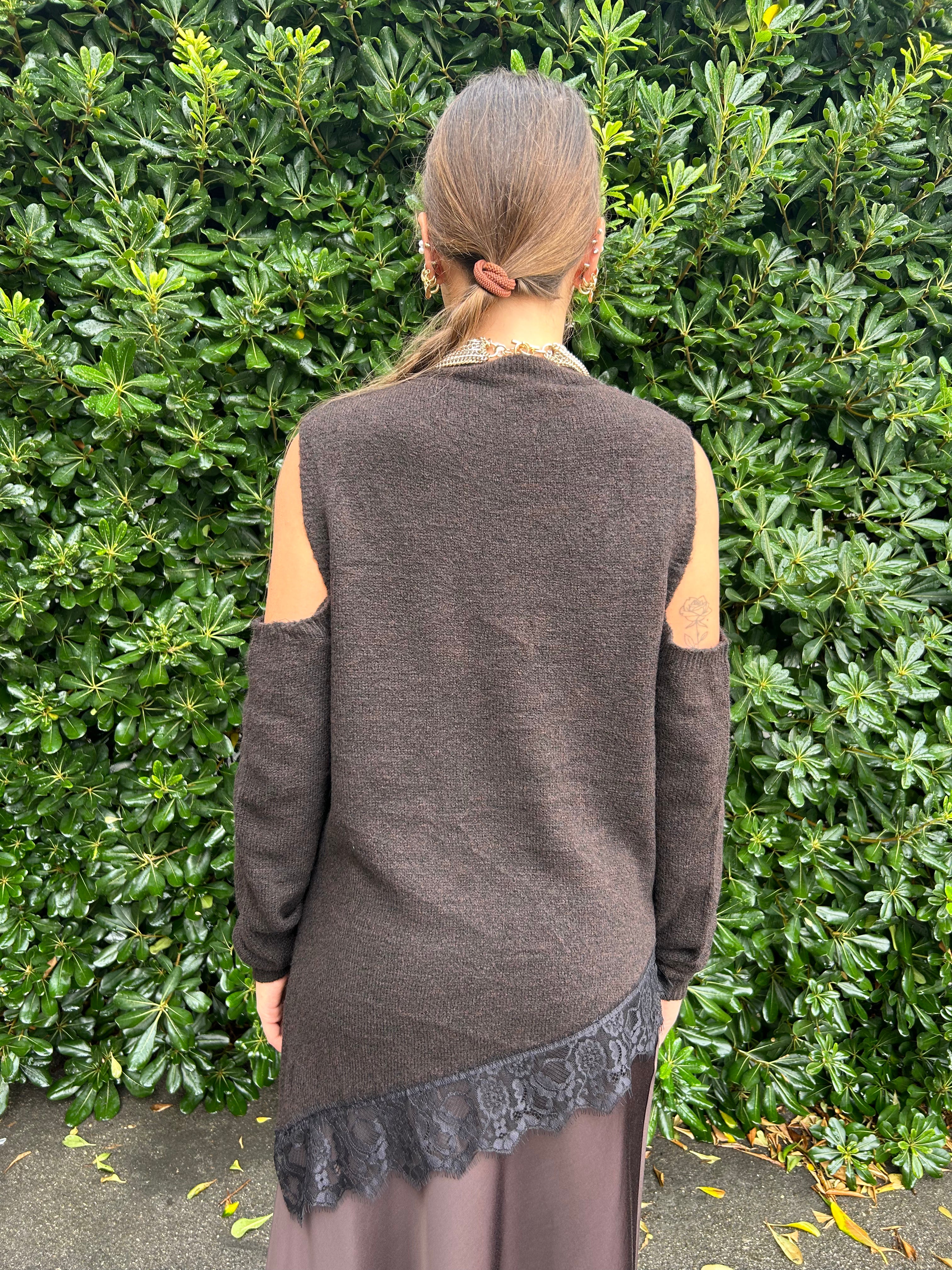 Maglia con pizzo e spalle scoperte