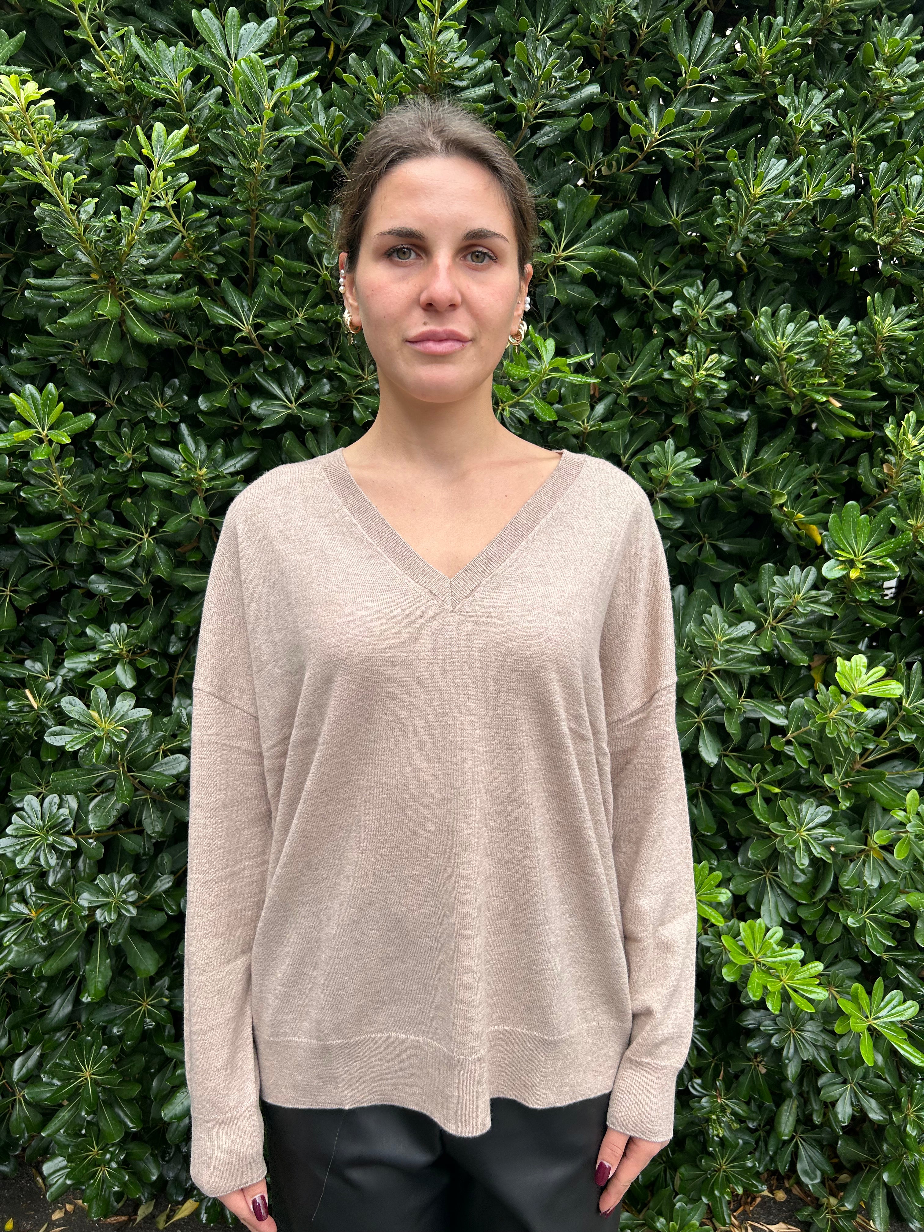 Maglia scollo a V pura lana