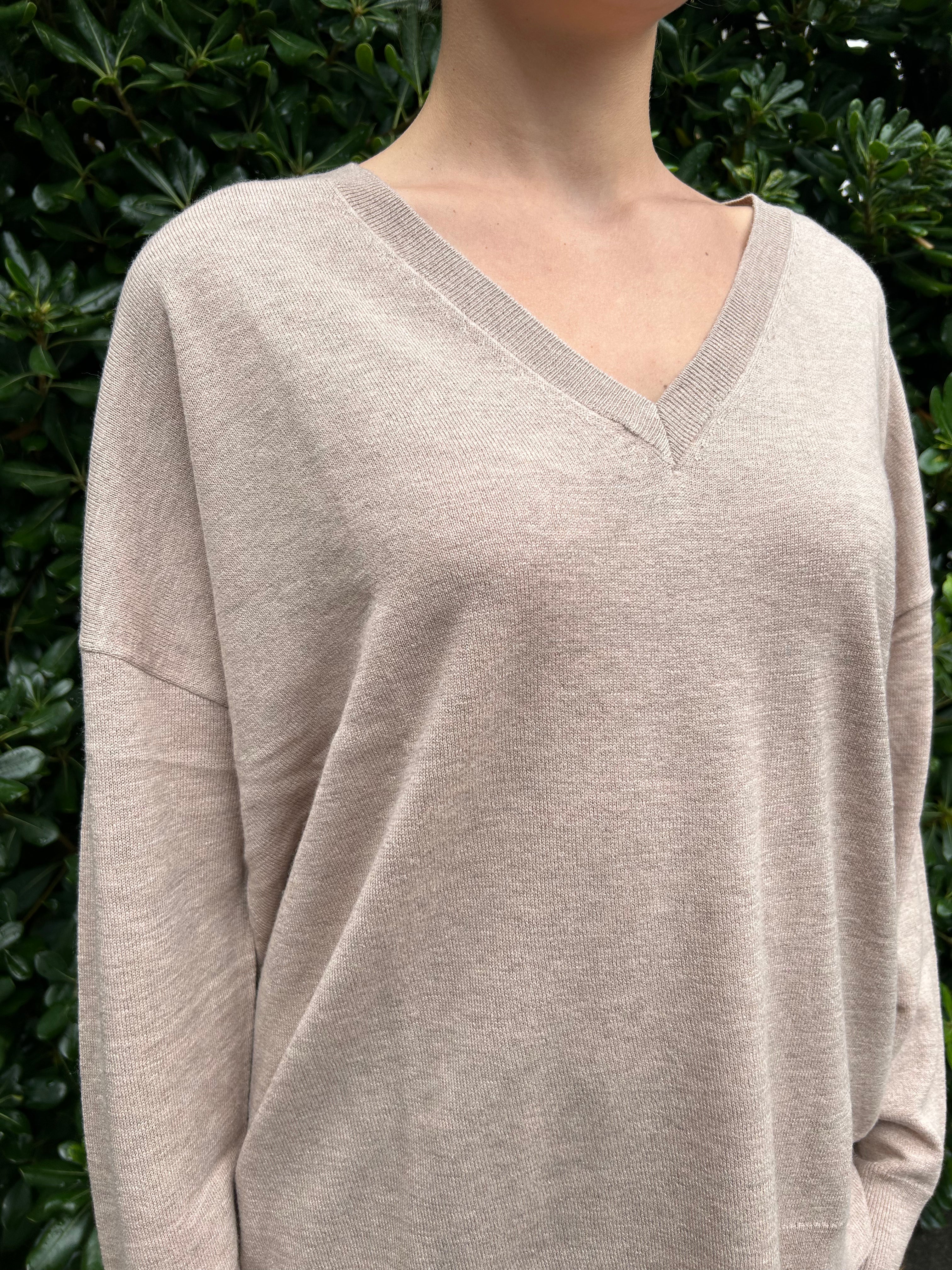 Maglia scollo a V pura lana