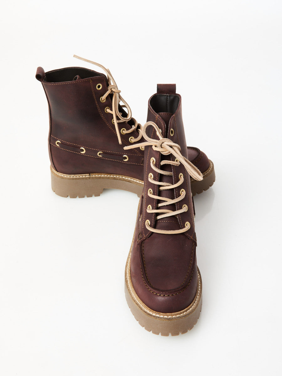 Stivaletto stringato in pelle