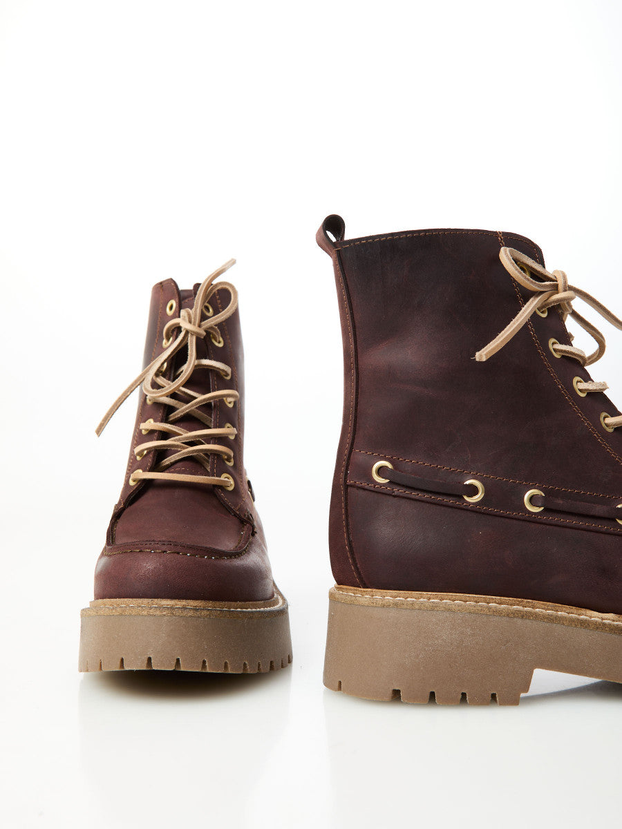 Stivaletto stringato in pelle