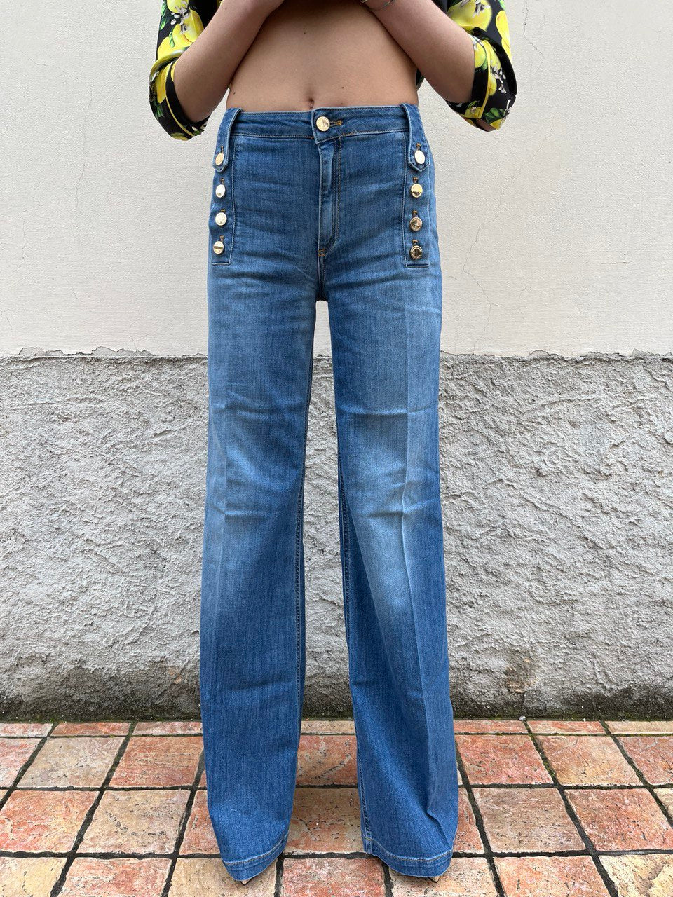 Jeans palazzo con bottoni dorati vita alta