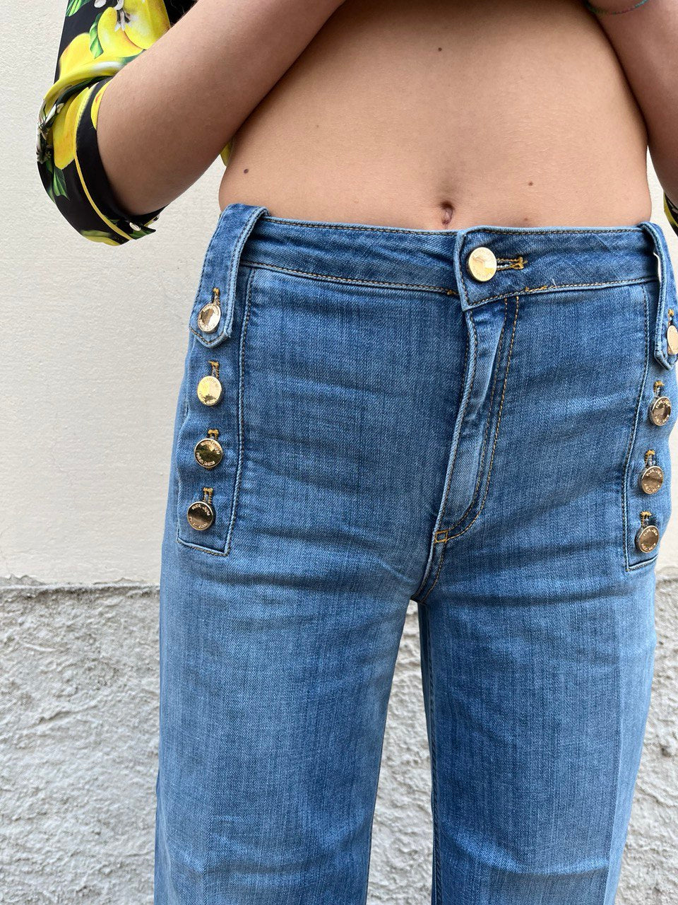 Jeans palazzo con bottoni dorati vita alta