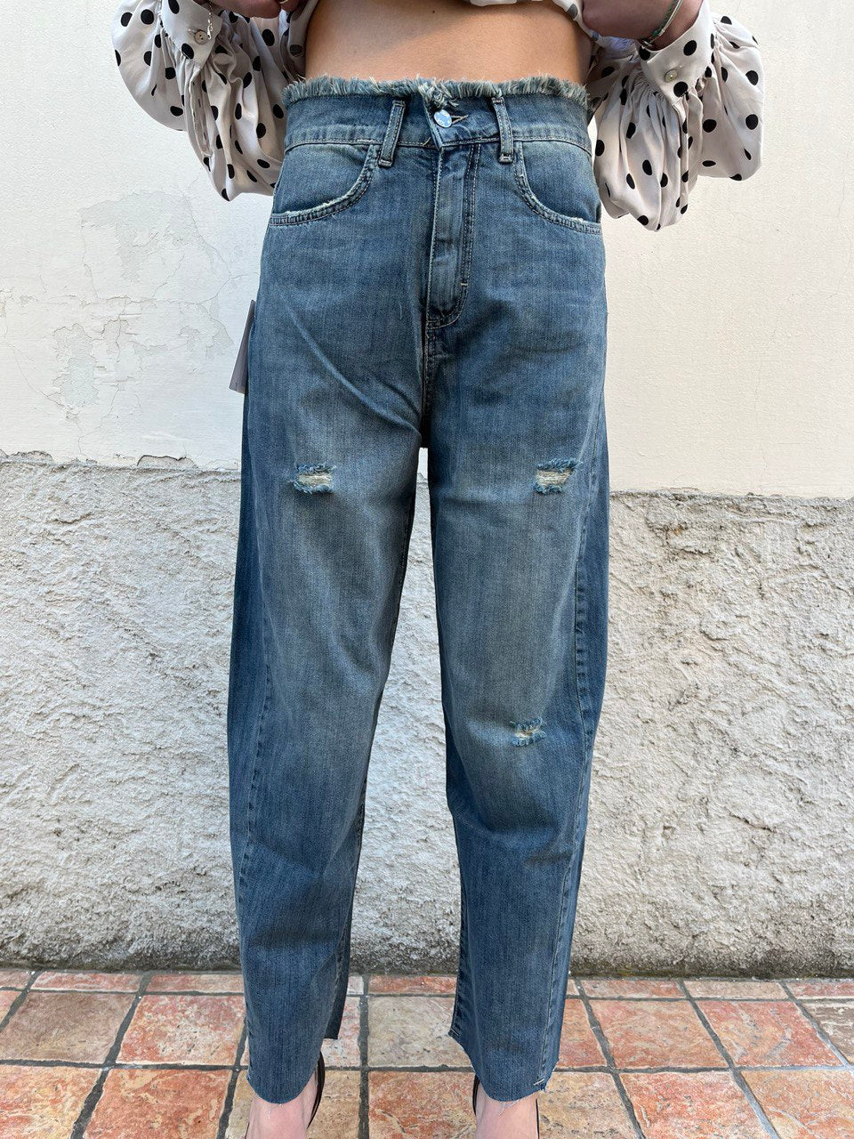 Jeans modello mom fit dettaglio rotture