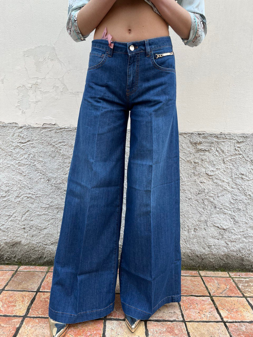 Pantalone in denim con gamba ampia