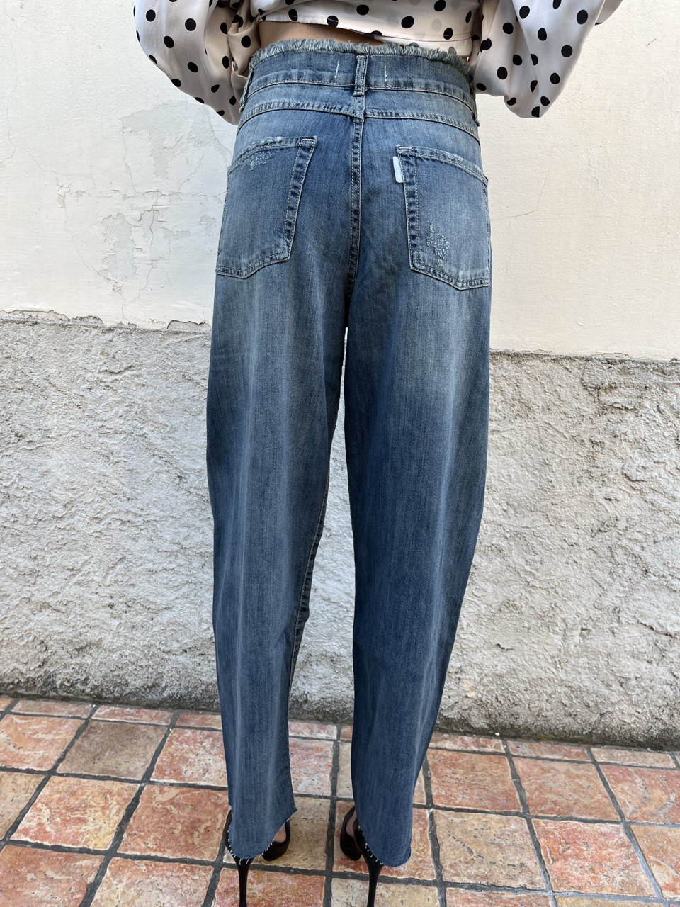 Jeans modello mom fit dettaglio rotture