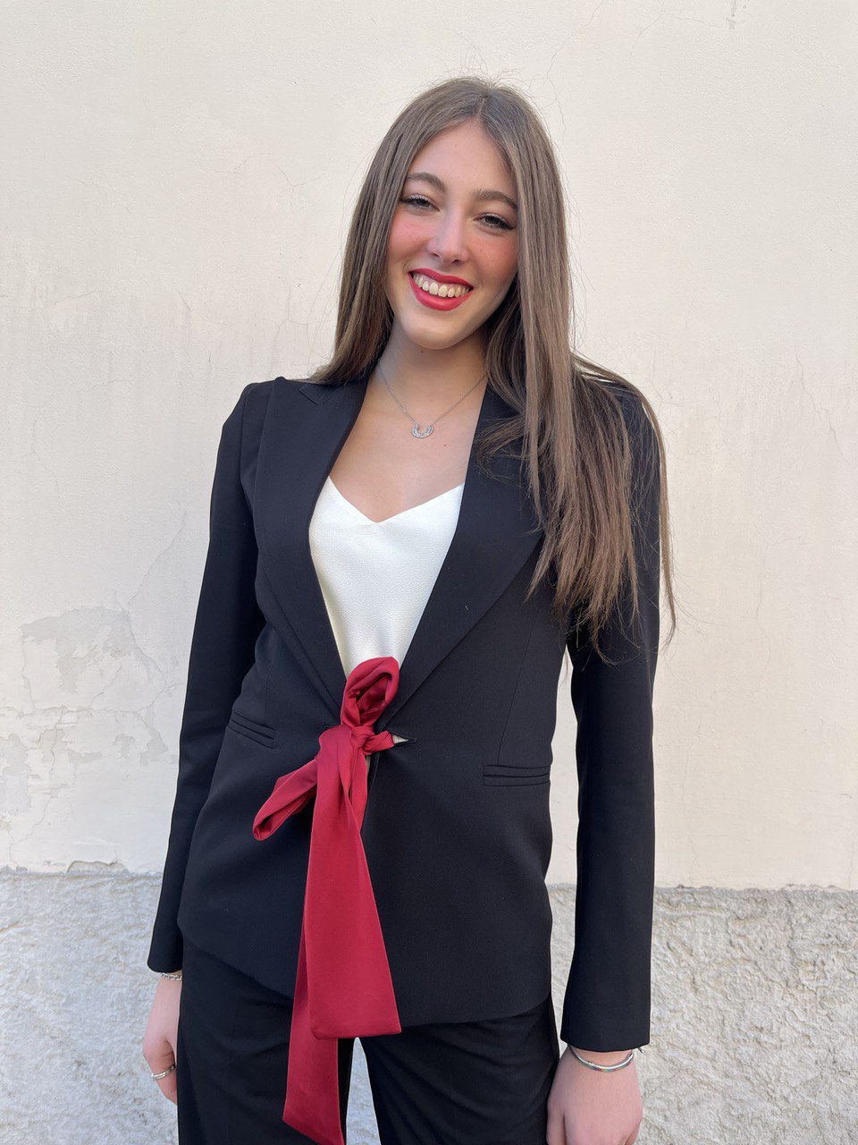 Tailleur giacca con fiocco e pantalone dritto