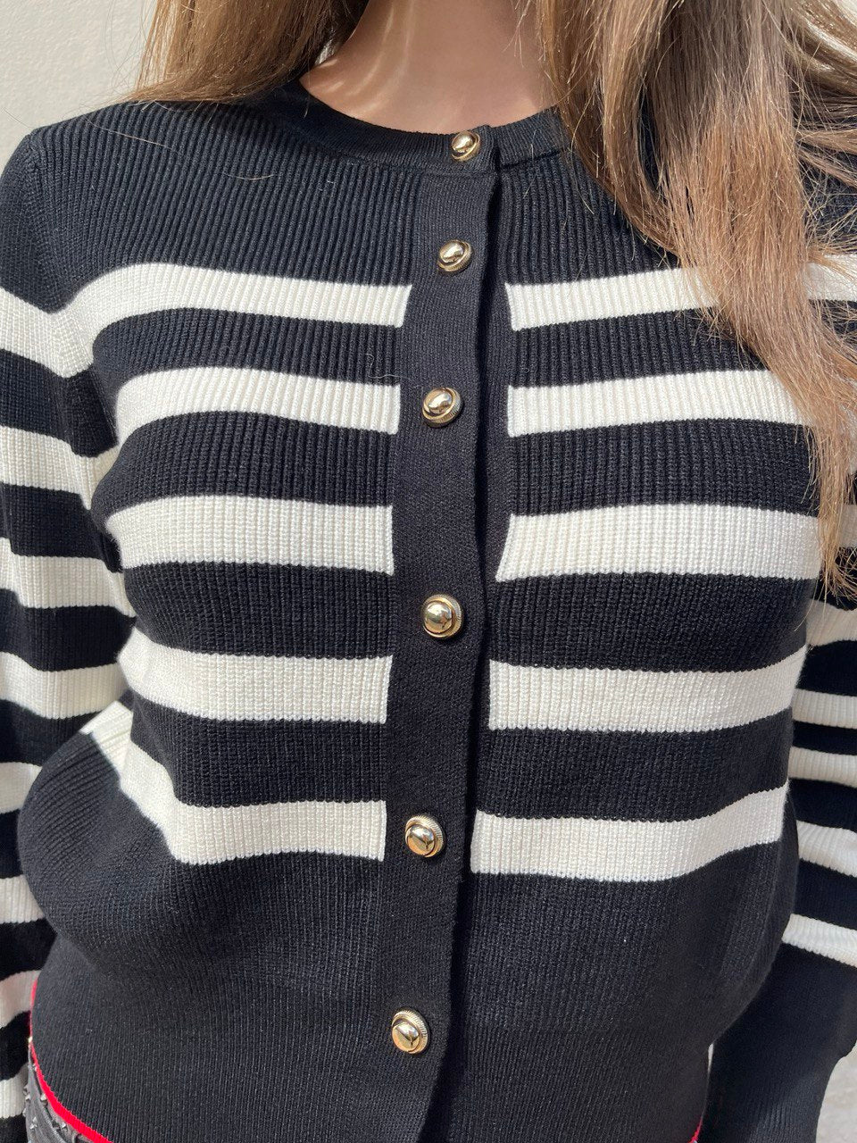 Pull cardigan a righe con bottoni dorati