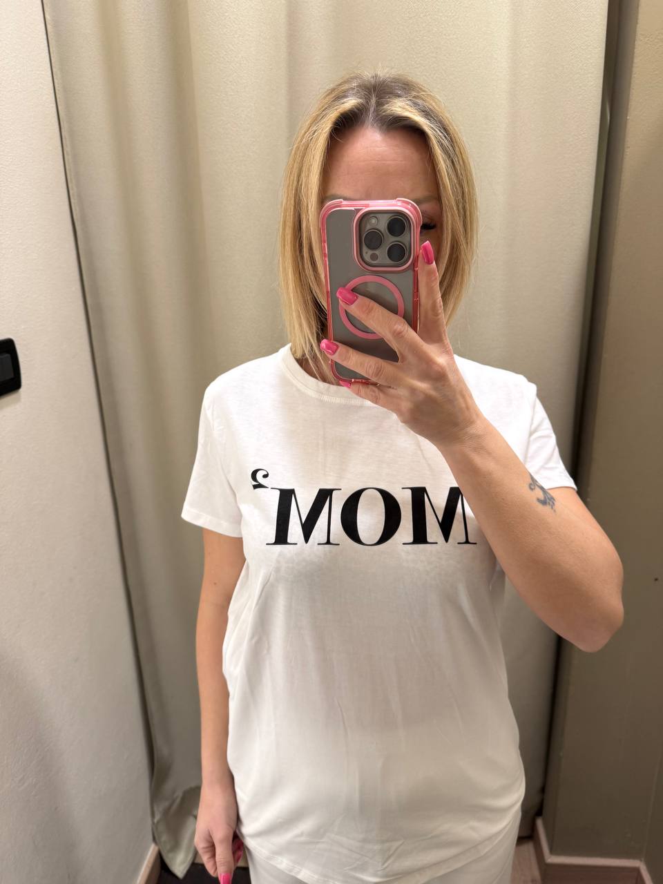 T-shirt stampa "mom"