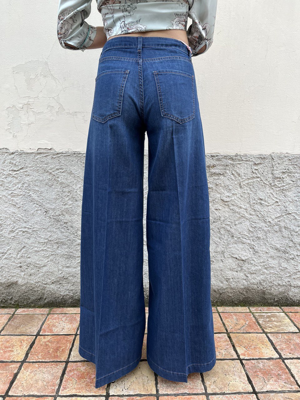 Pantalone in denim con gamba ampia