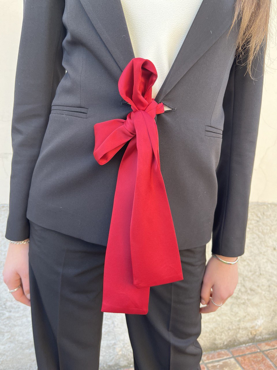 Tailleur giacca con fiocco e pantalone dritto