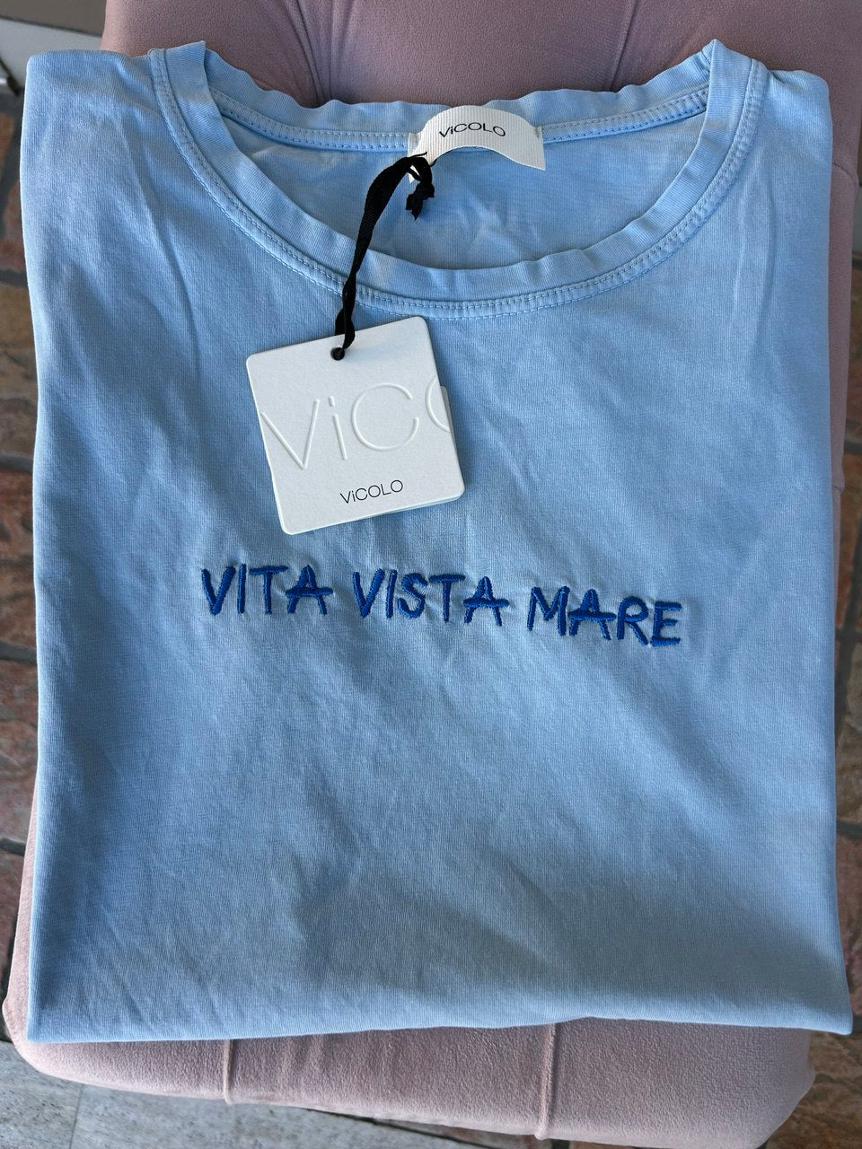 T-shirt azzurra vita vista mare