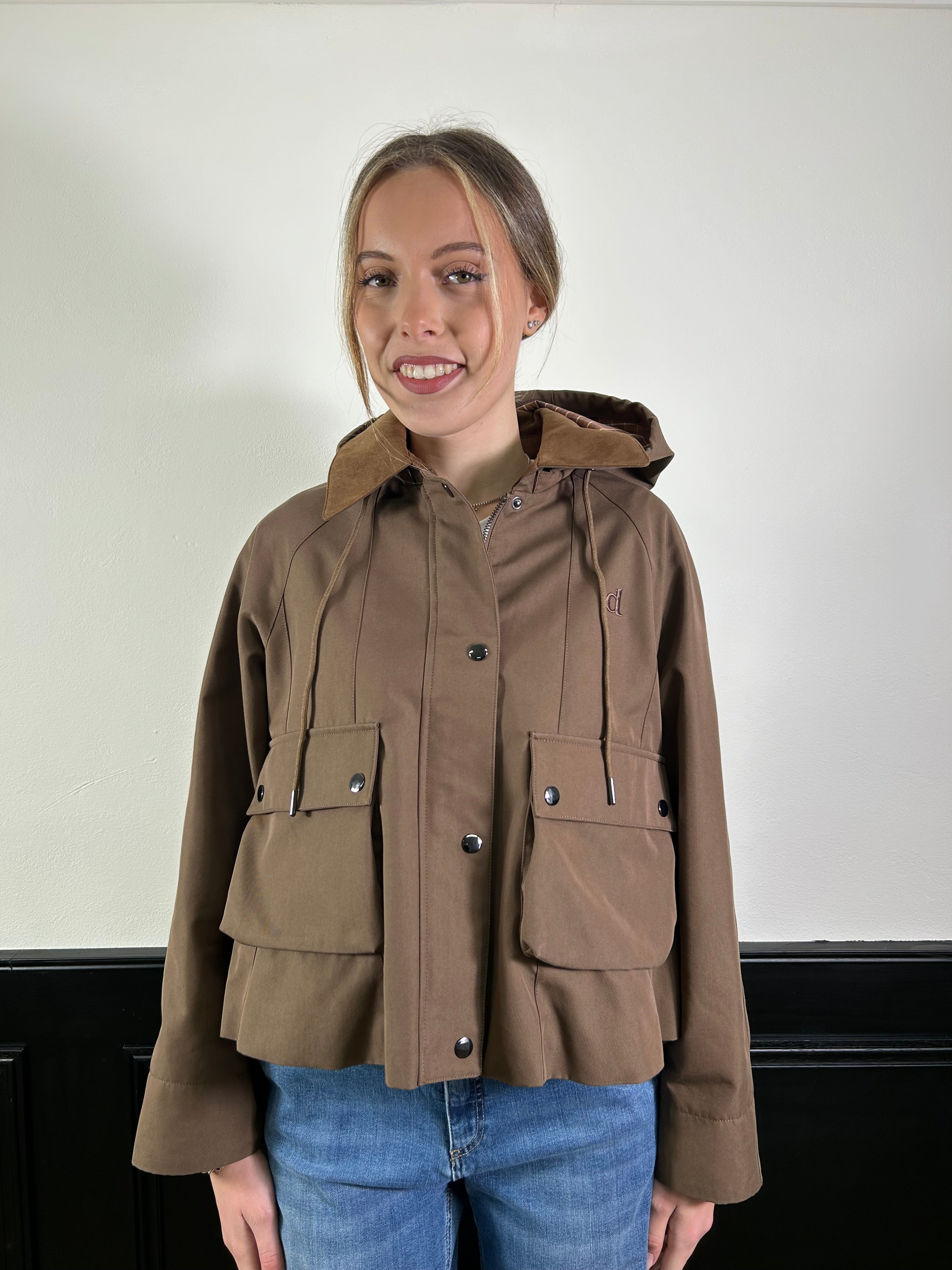 Trench corto con interno check