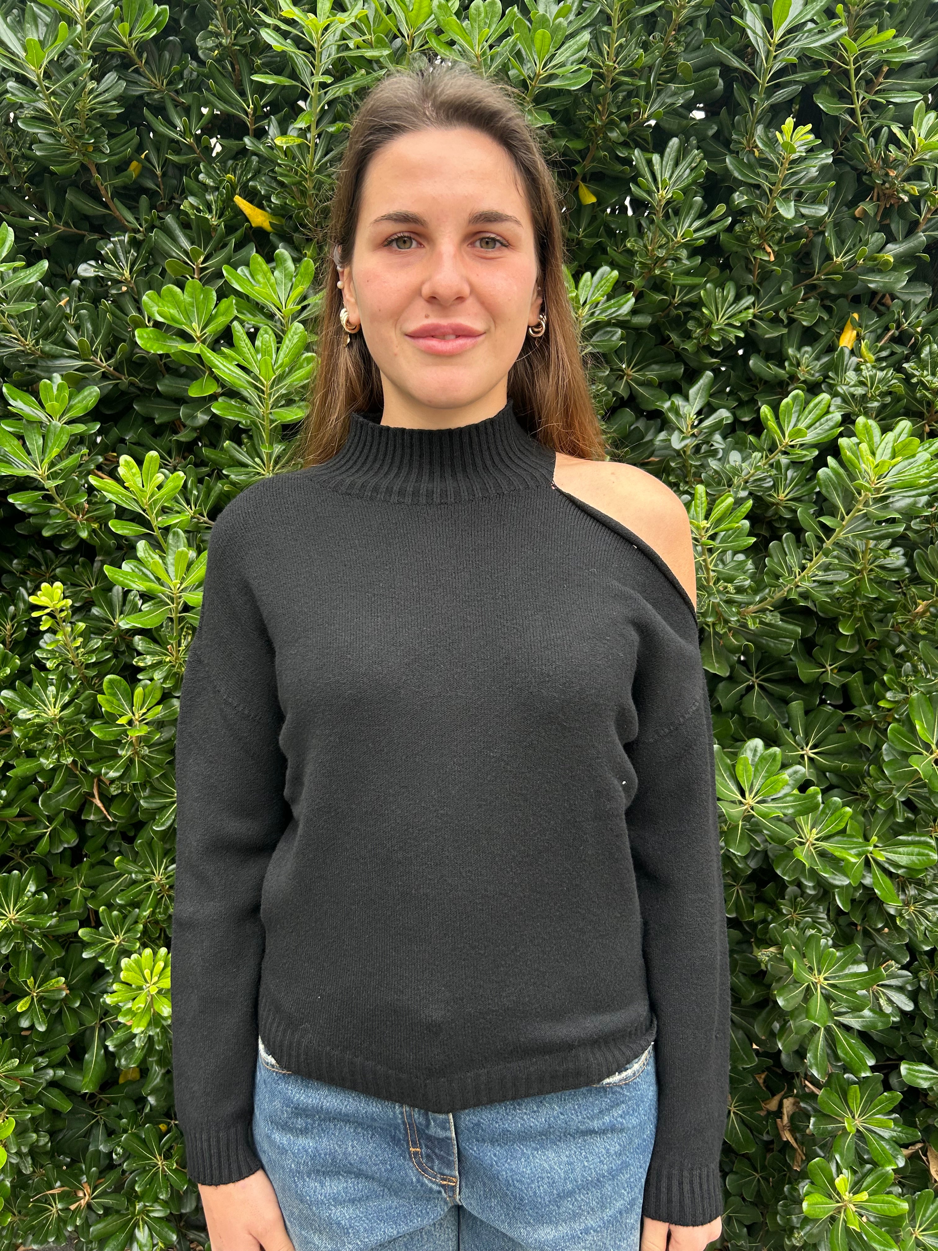 Maglia con spalla scoperta e mezzo collo