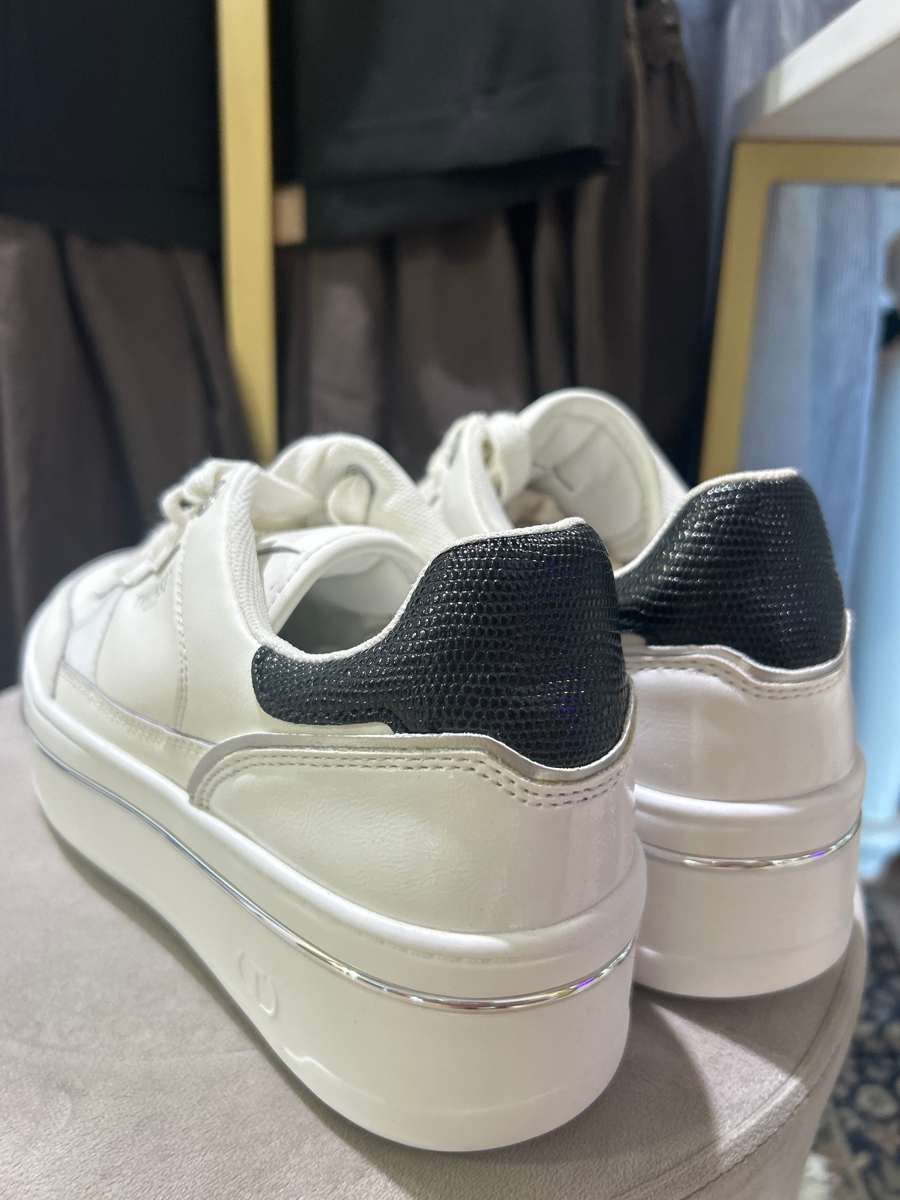 Sneakers platform in pelle laminata