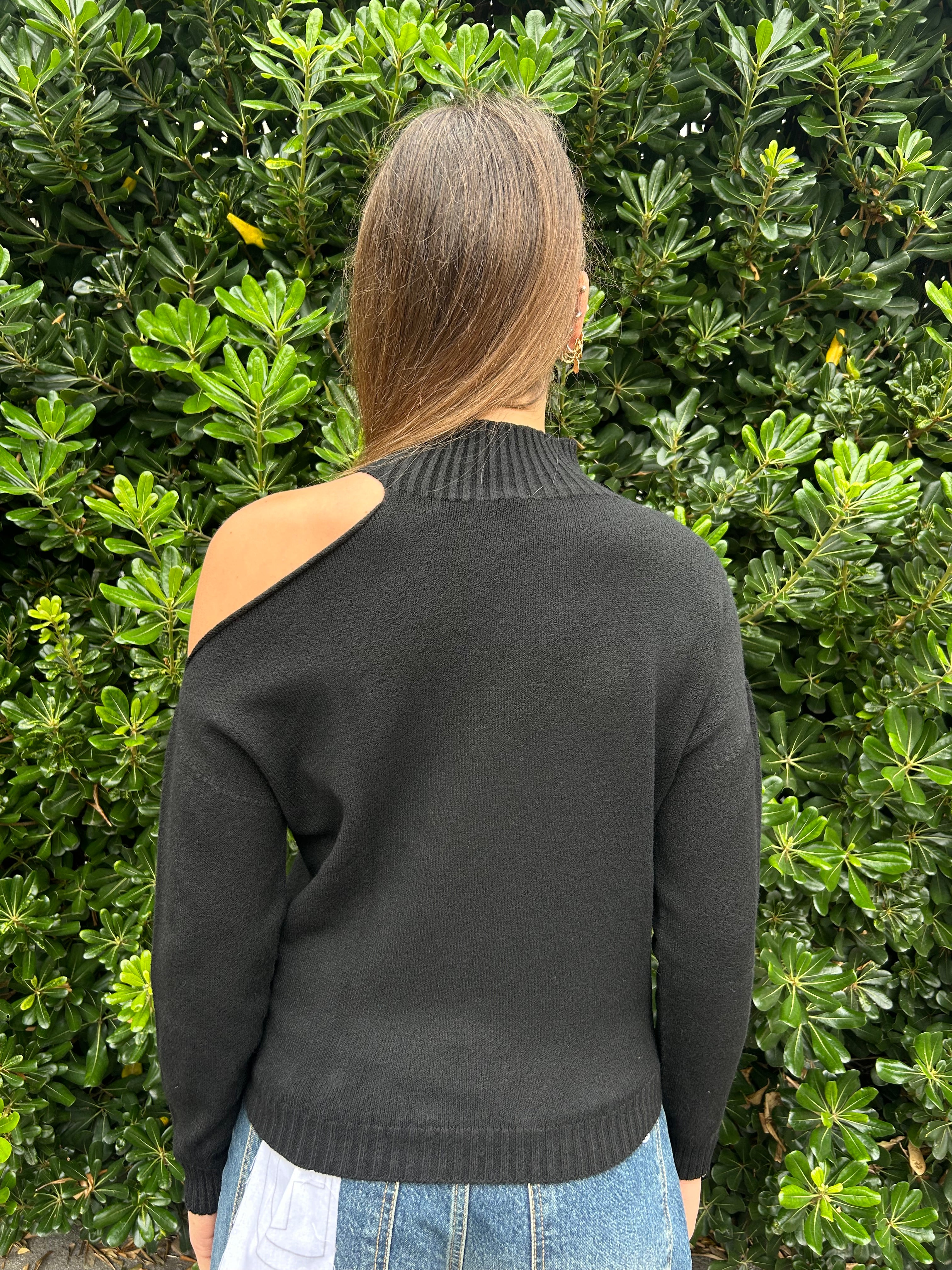 Maglia con spalla scoperta e mezzo collo