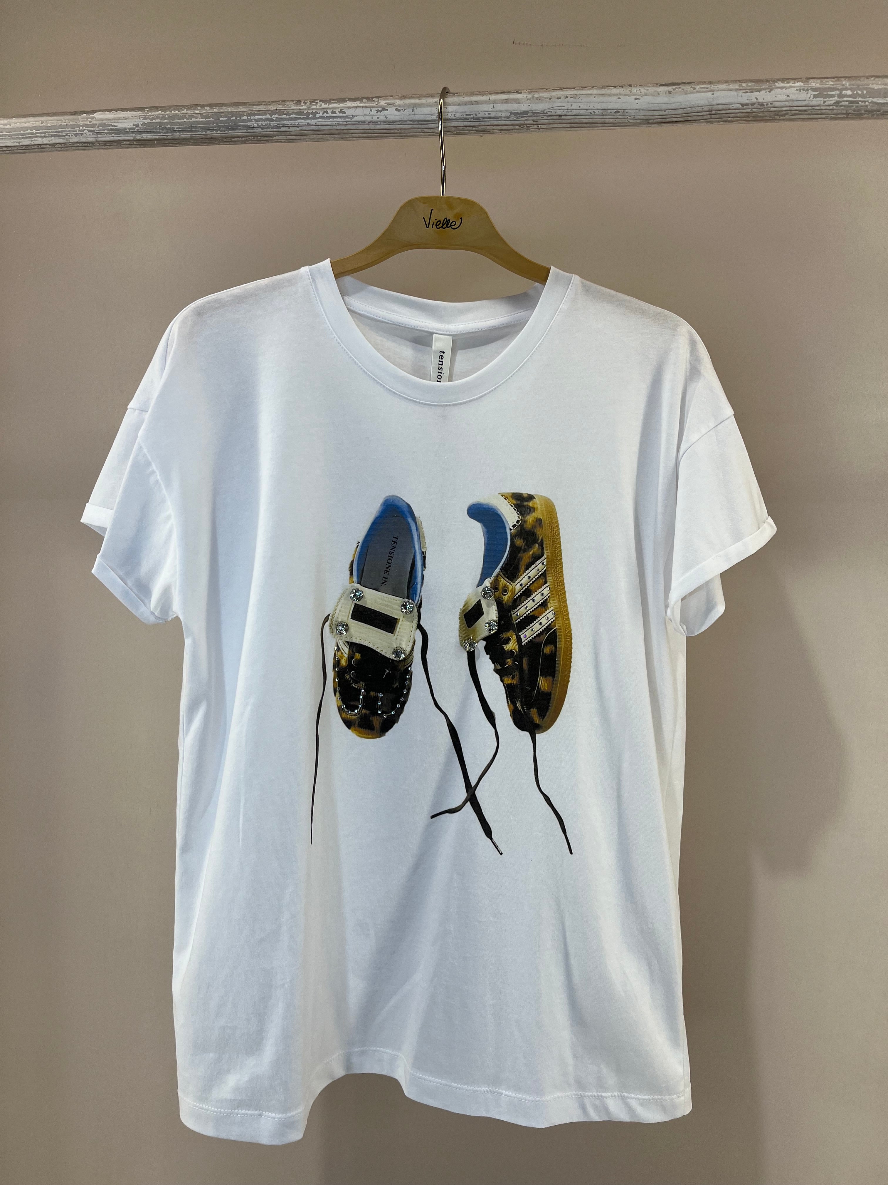 T-shirt stampa sneakers maculate e strass