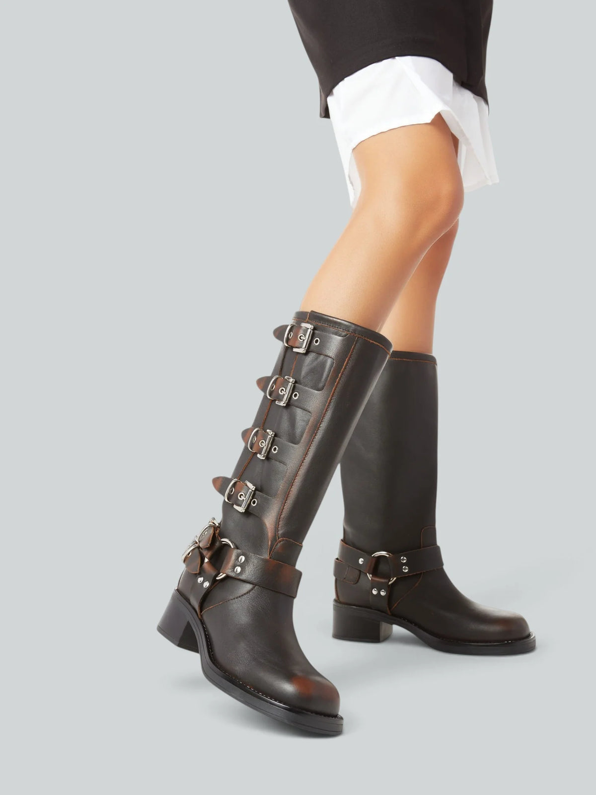 Biker in pelle con fibbie