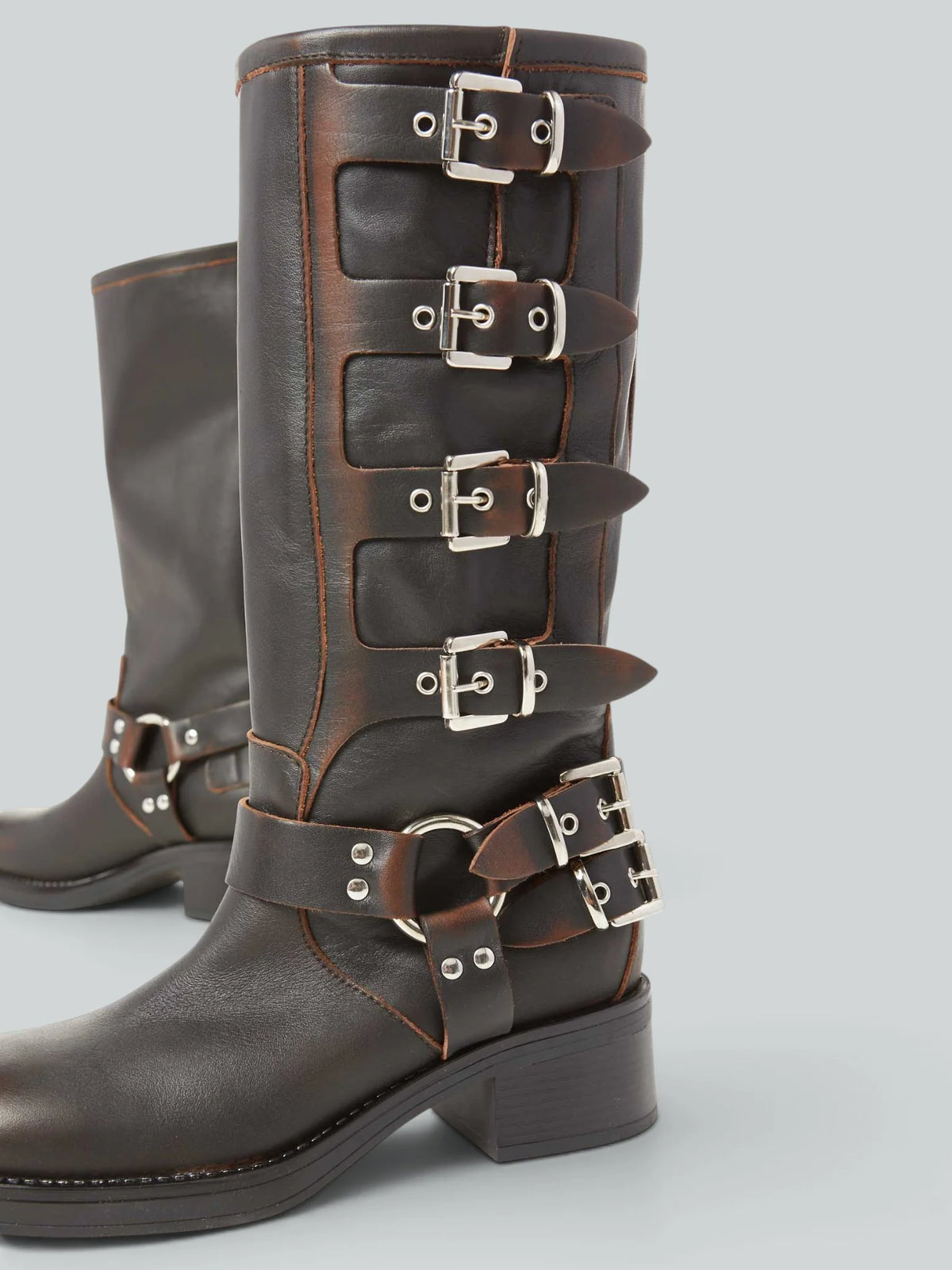 Biker in pelle con fibbie