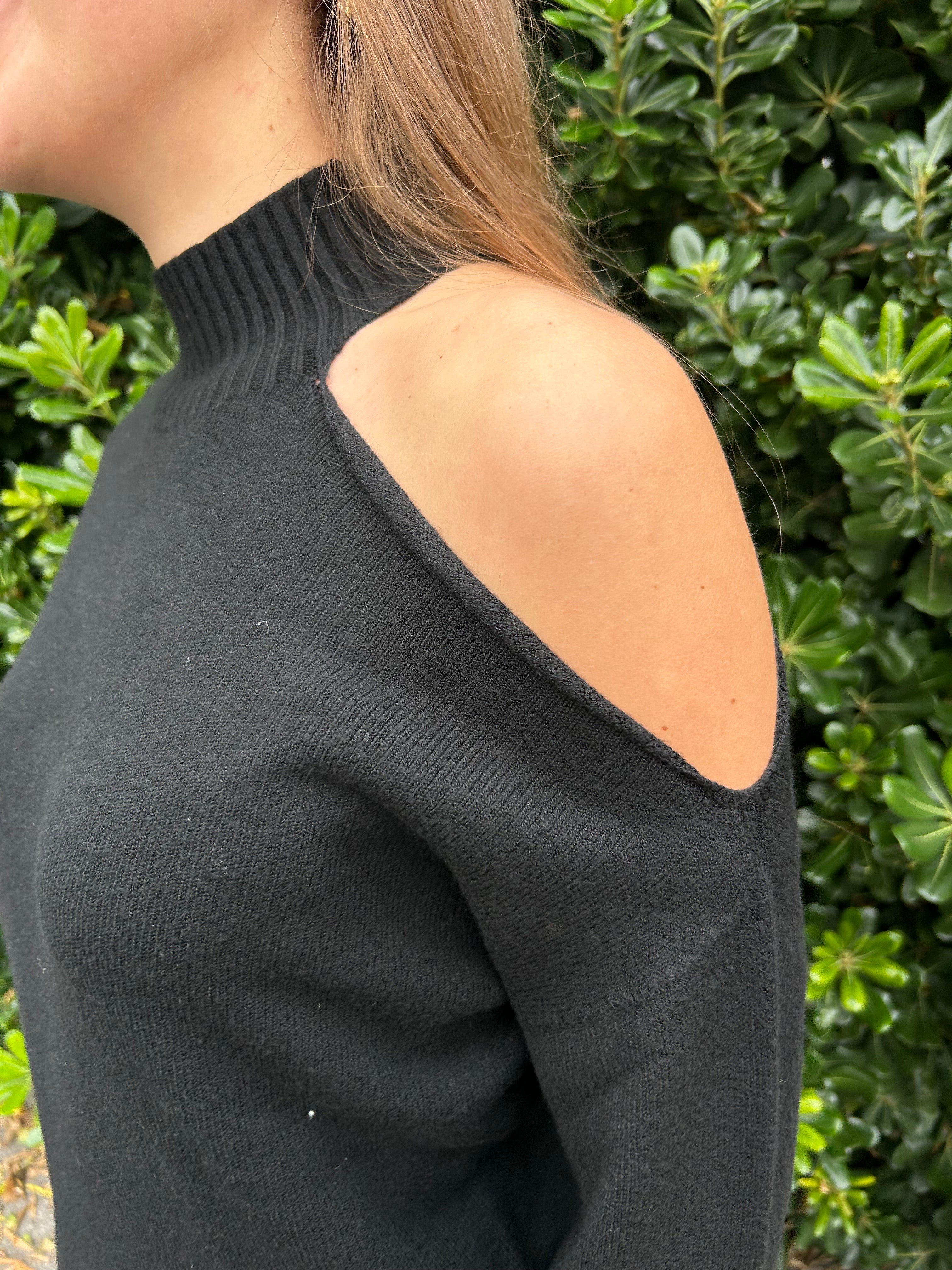 Maglia con spalla scoperta e mezzo collo