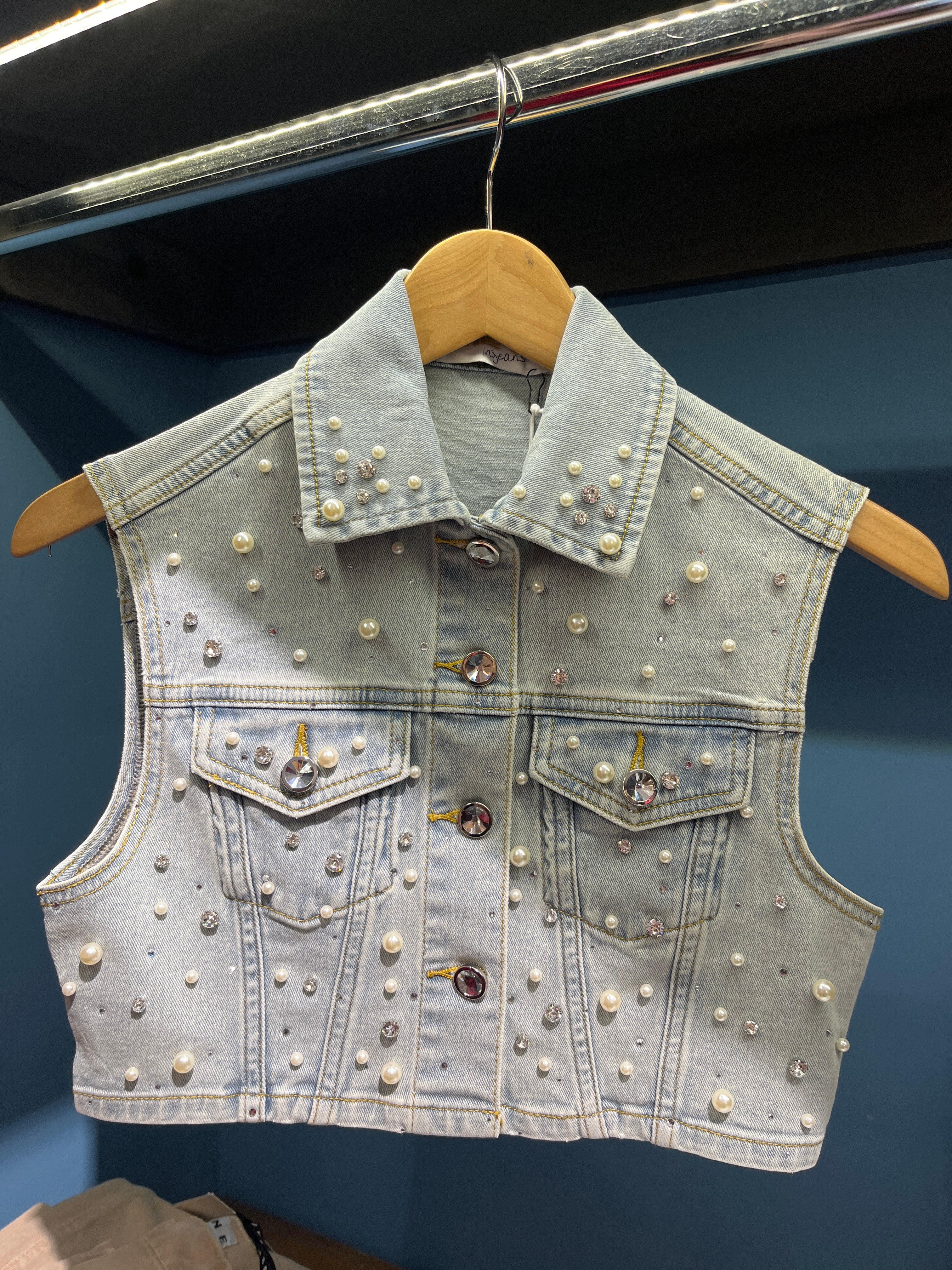 Gilet corto con perle e strass