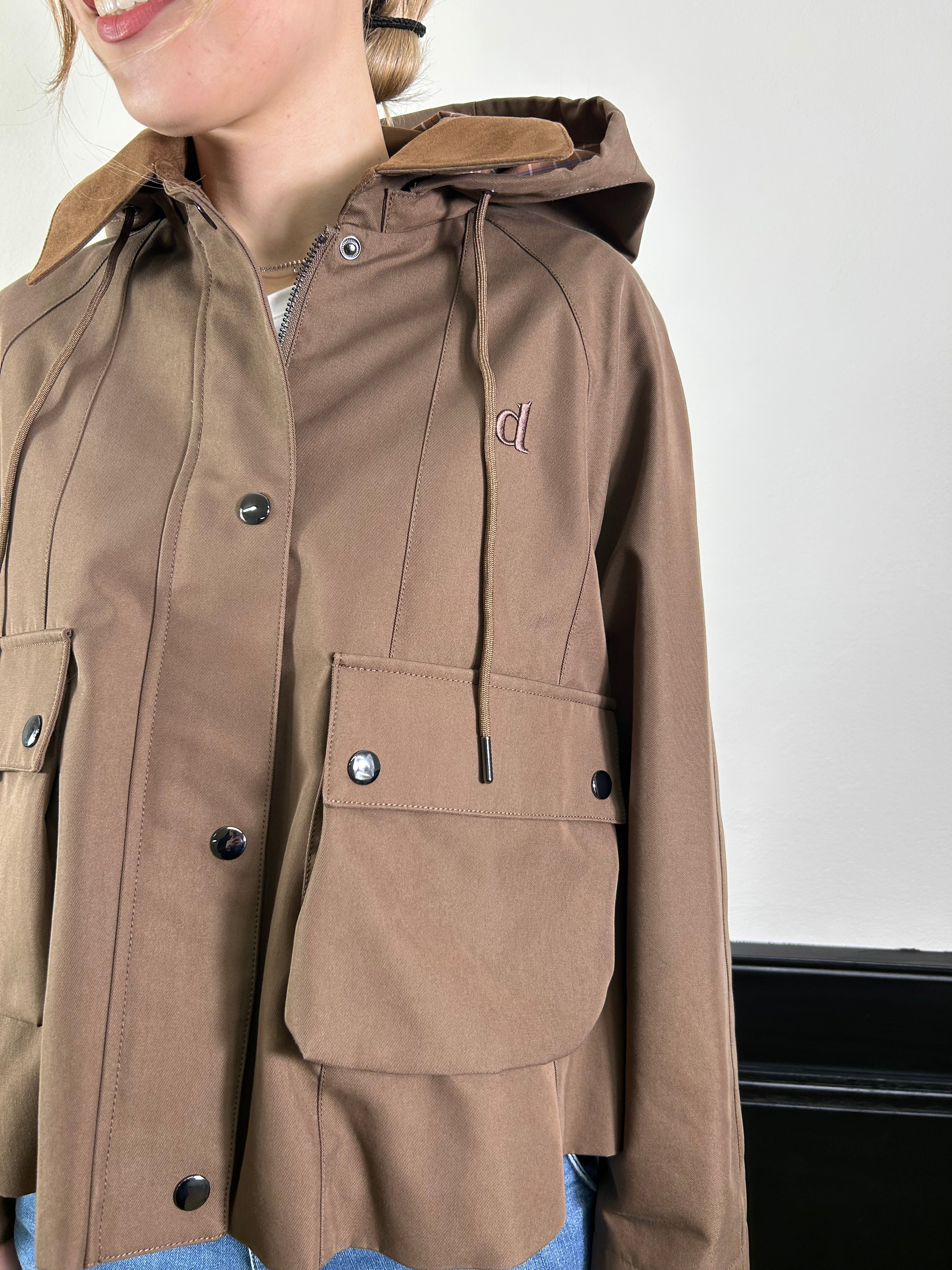 Trench corto con interno check