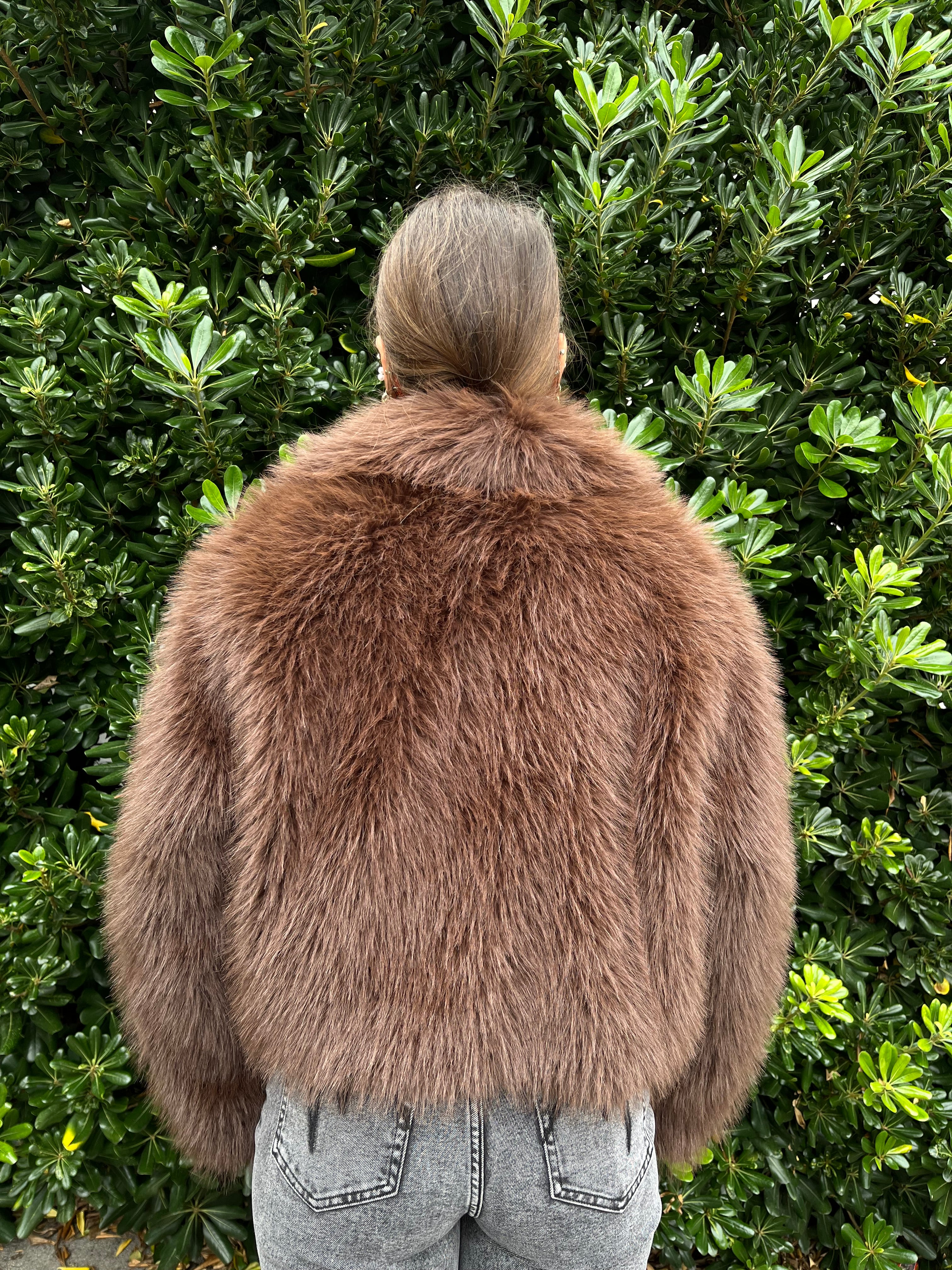 Pelliccia corta con gancini