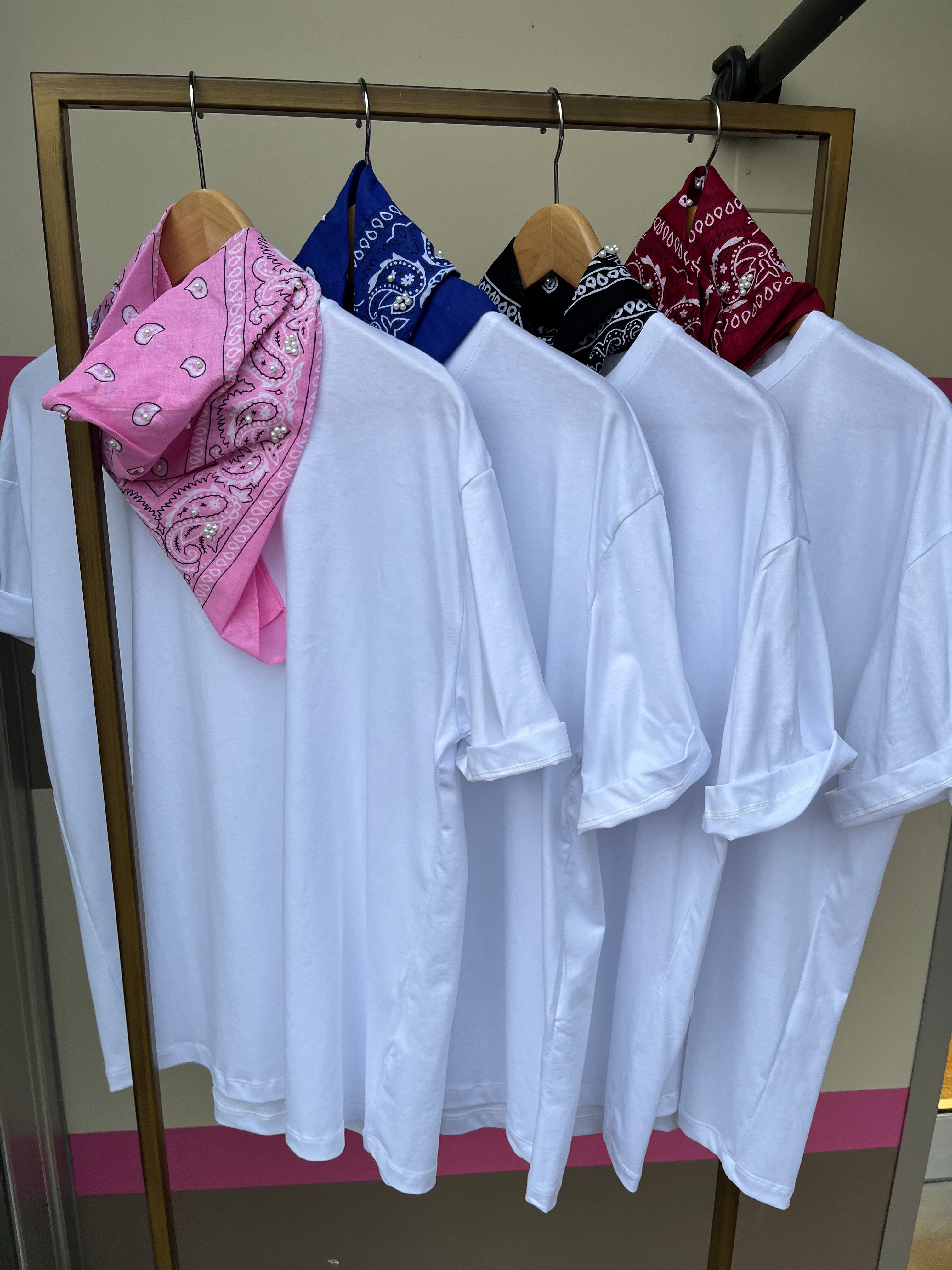 T-shirt over stampa bandana