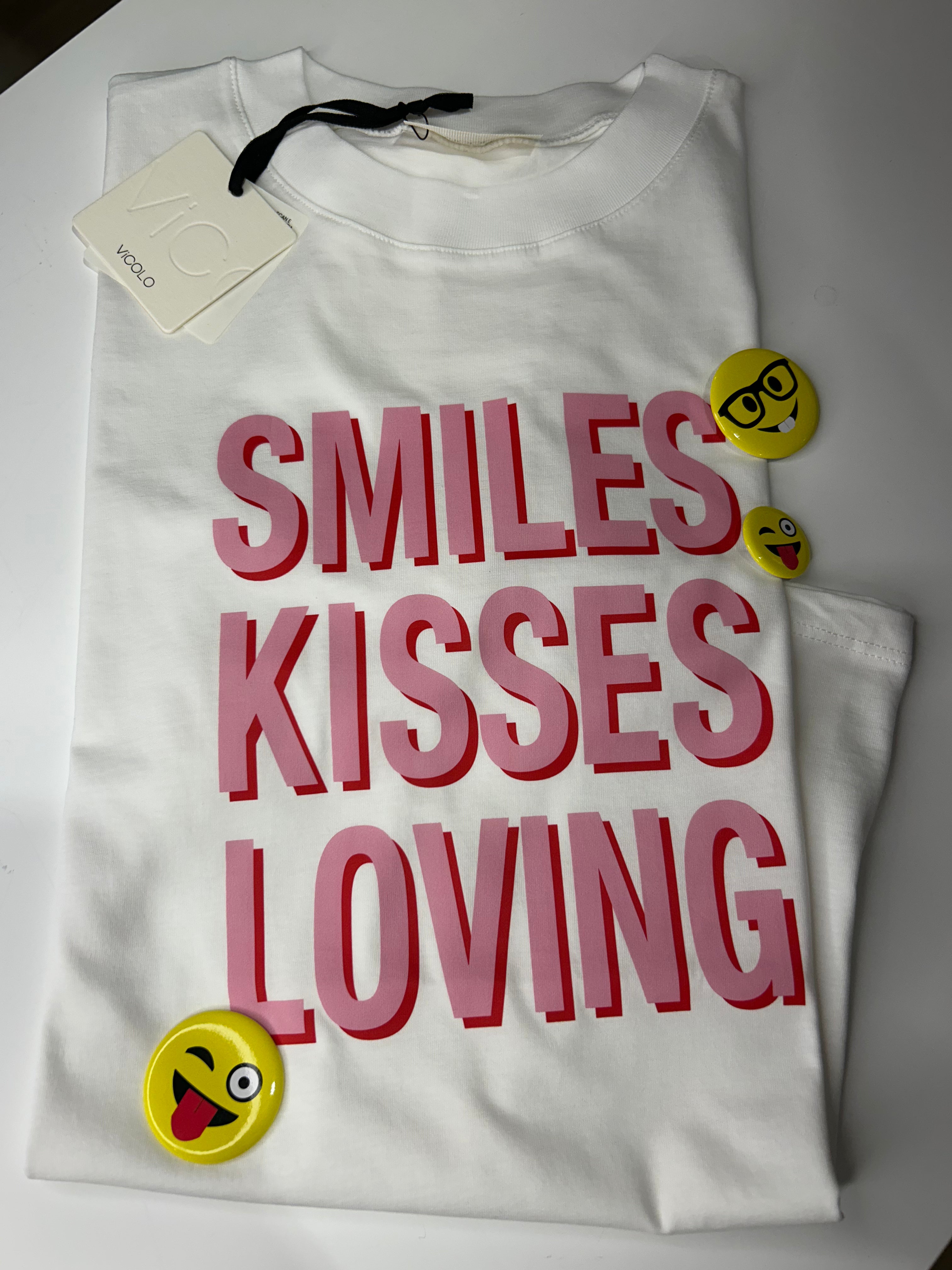 T-shirt Smiles Kisses Loving con spille