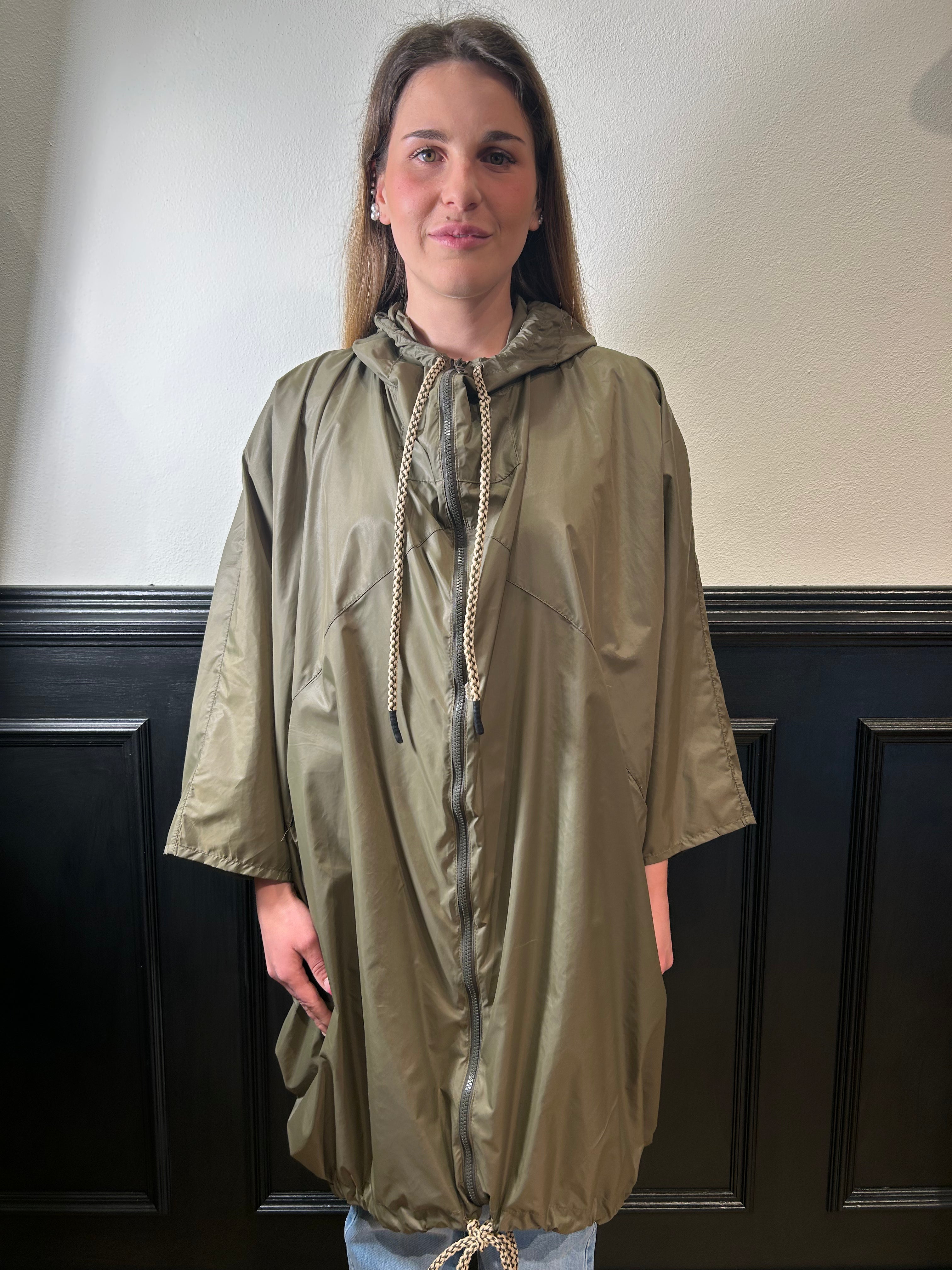 Impermeabile lungo con cappuccio