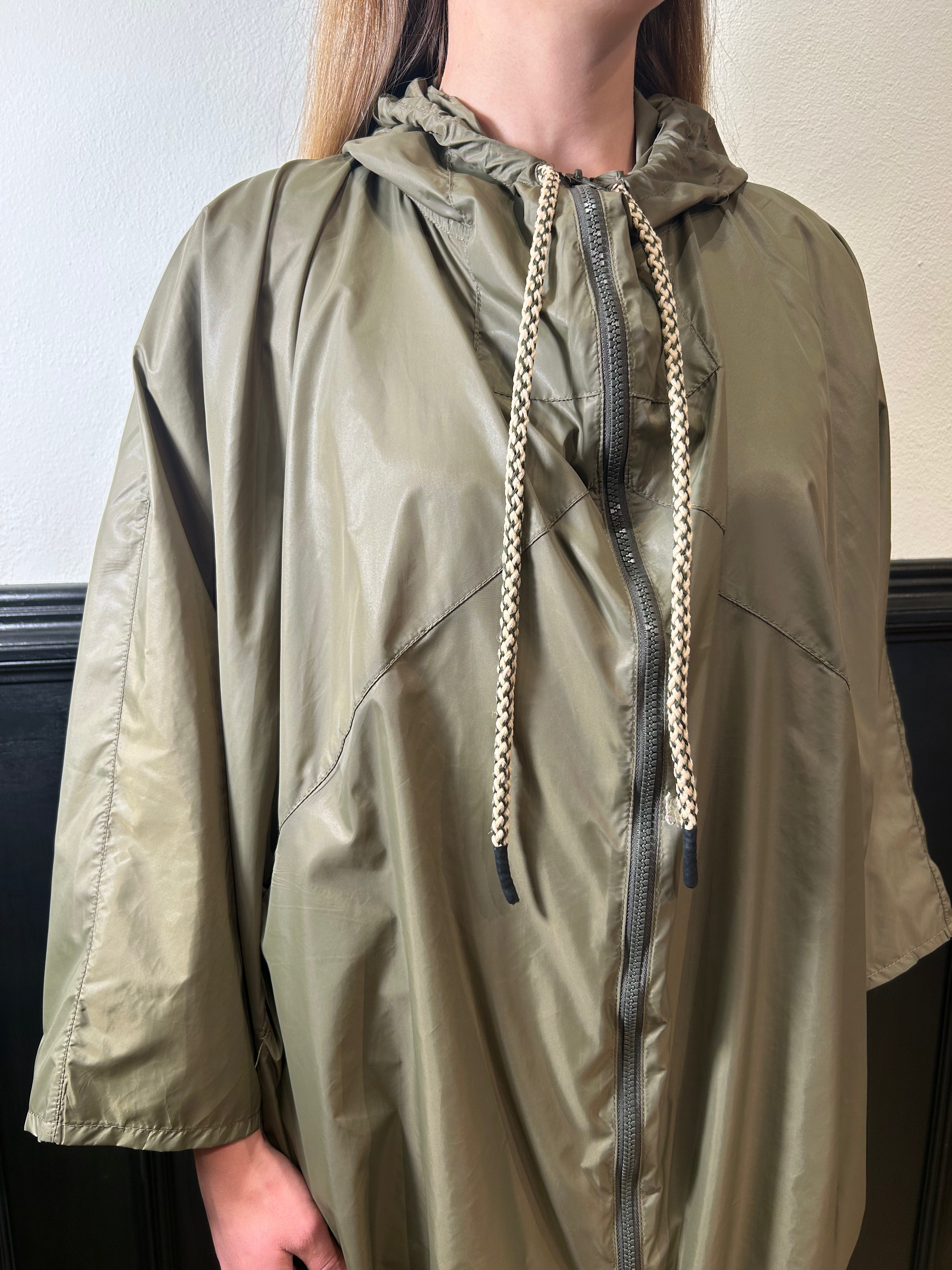 Impermeabile lungo con cappuccio