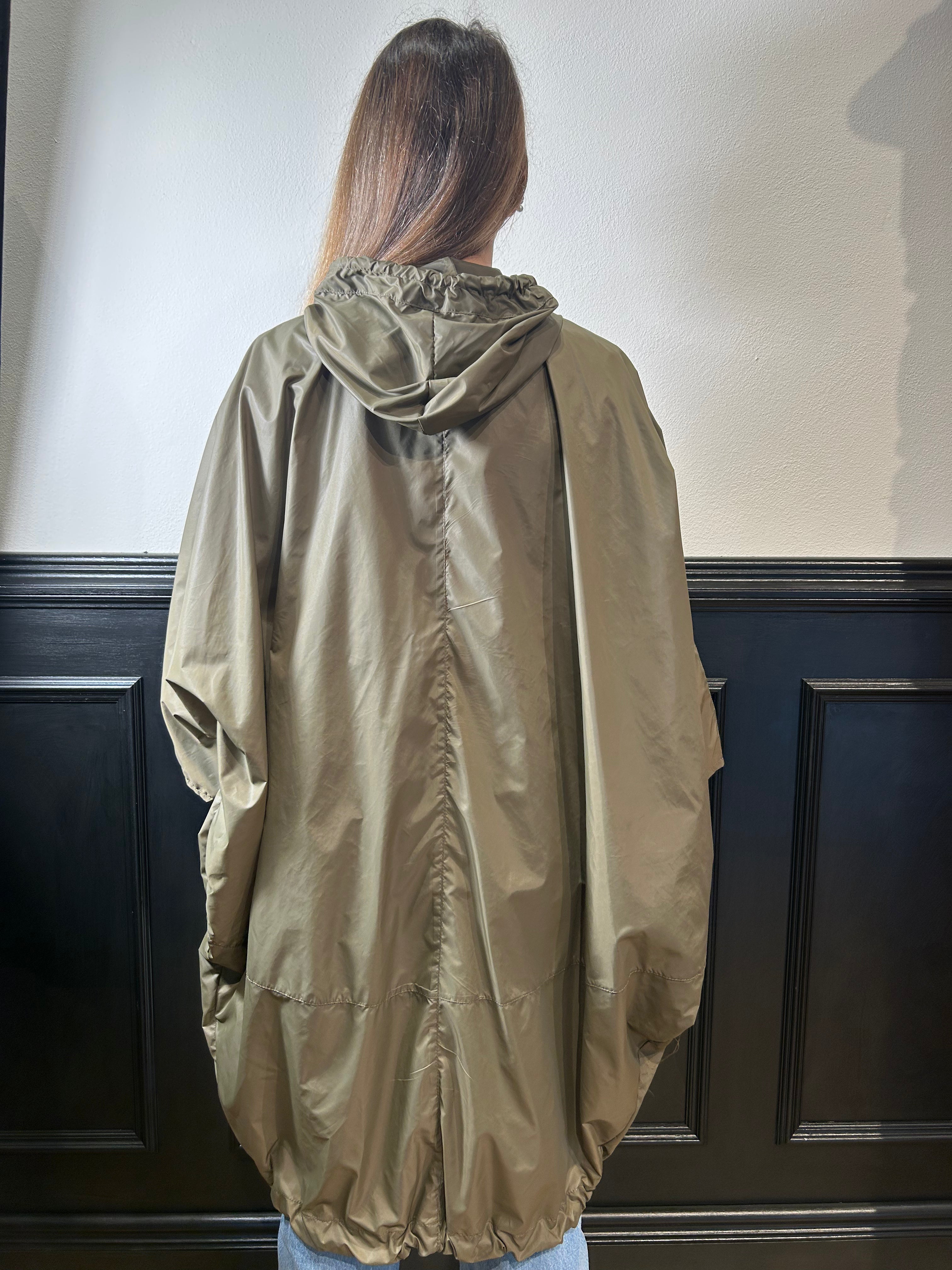 Impermeabile lungo con cappuccio